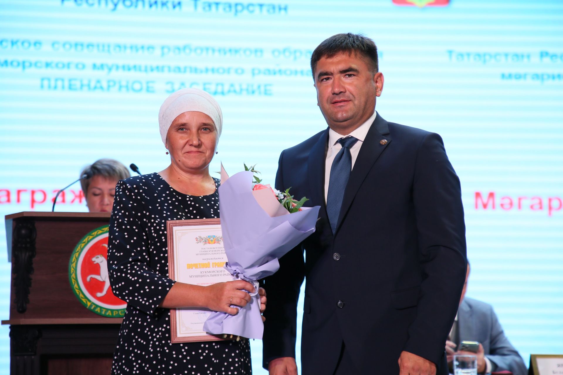 Кукмарада мәгариф өлкәсенең иң яхшы хезмәткәрләрен бүләкләделәр