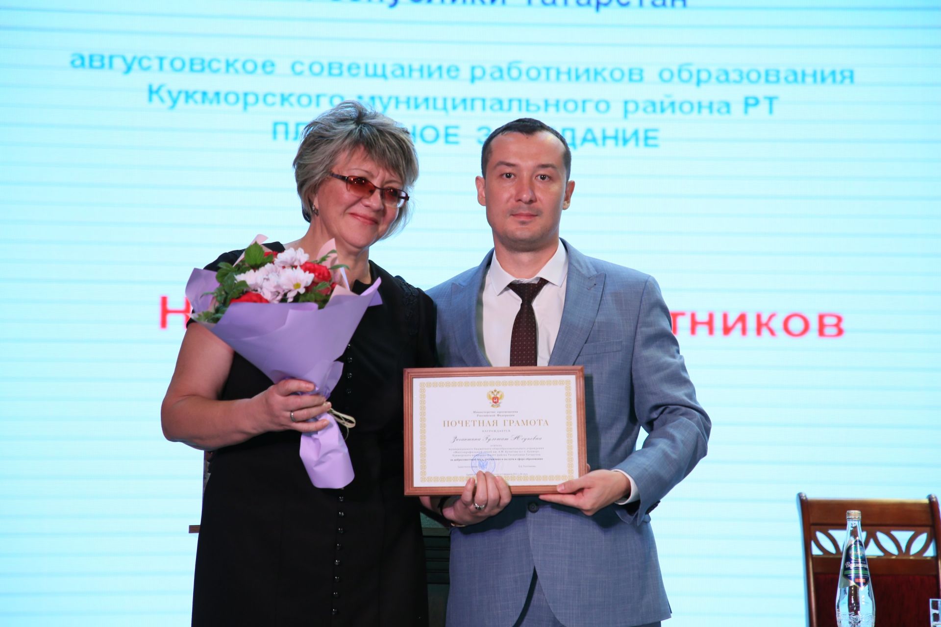 Кукмарада мәгариф өлкәсенең иң яхшы хезмәткәрләрен бүләкләделәр