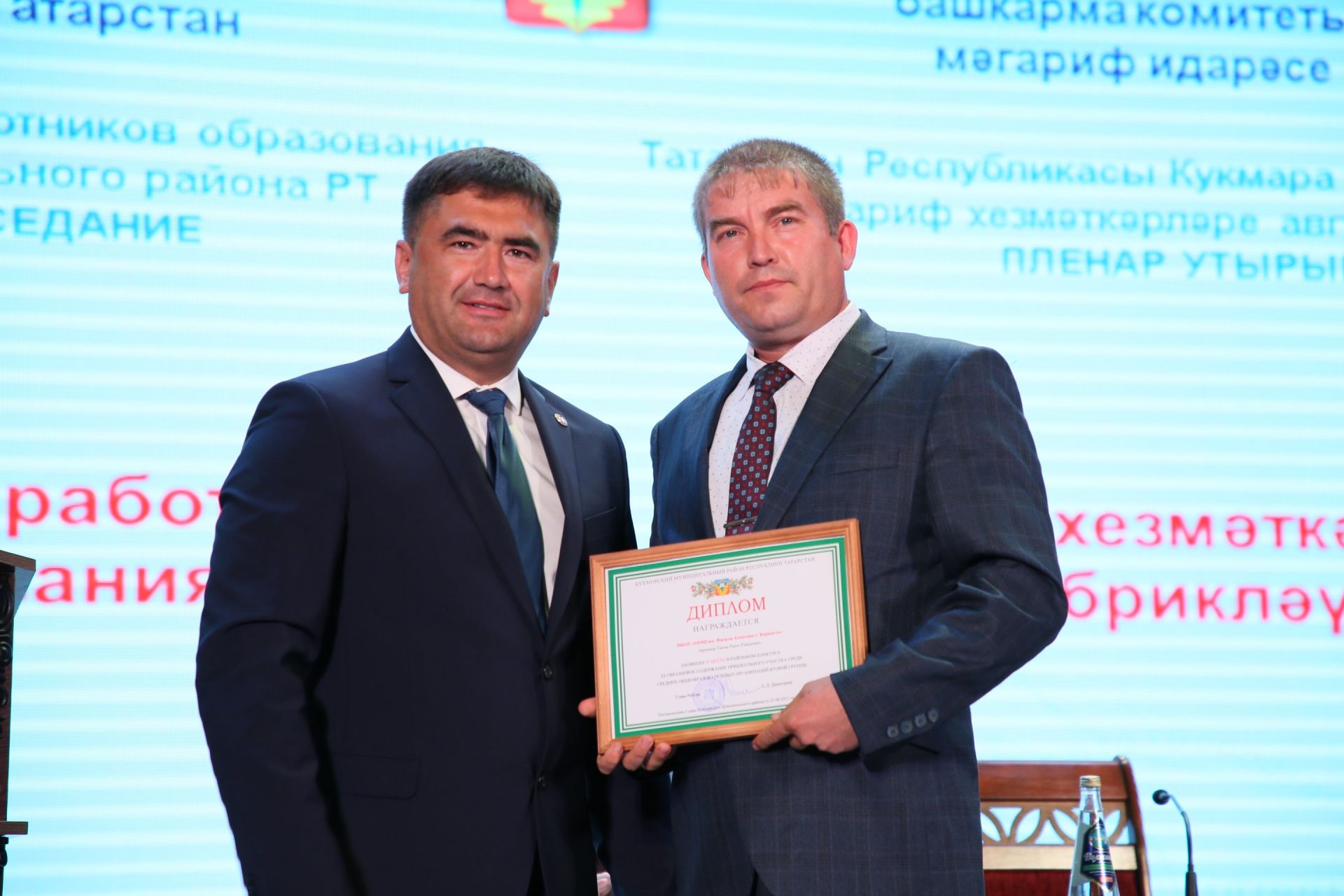 Кукмарада мәгариф өлкәсенең иң яхшы хезмәткәрләрен бүләкләделәр