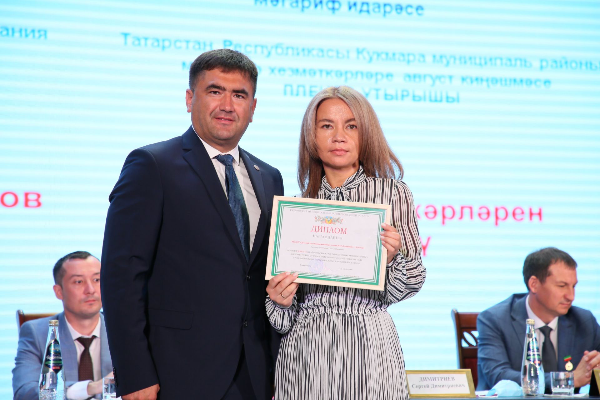 Кукмарада мәгариф өлкәсенең иң яхшы хезмәткәрләрен бүләкләделәр