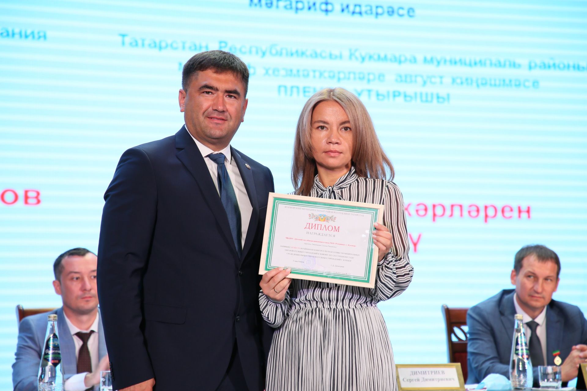 Кукмарада мәгариф өлкәсенең иң яхшы хезмәткәрләрен бүләкләделәр