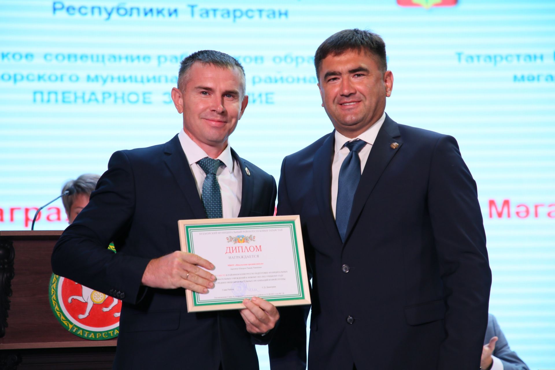 Кукмарада мәгариф өлкәсенең иң яхшы хезмәткәрләрен бүләкләделәр