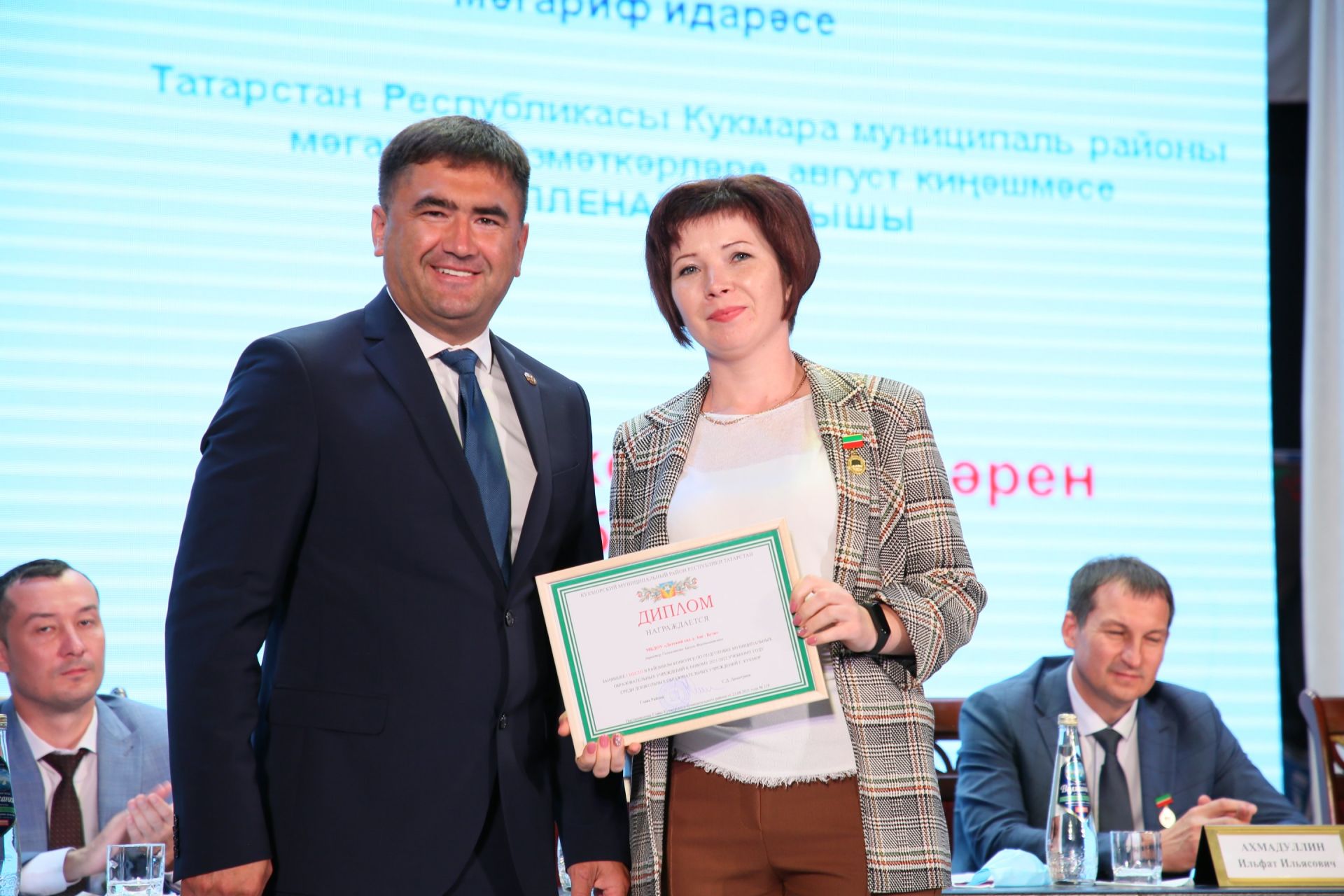 Кукмарада мәгариф өлкәсенең иң яхшы хезмәткәрләрен бүләкләделәр