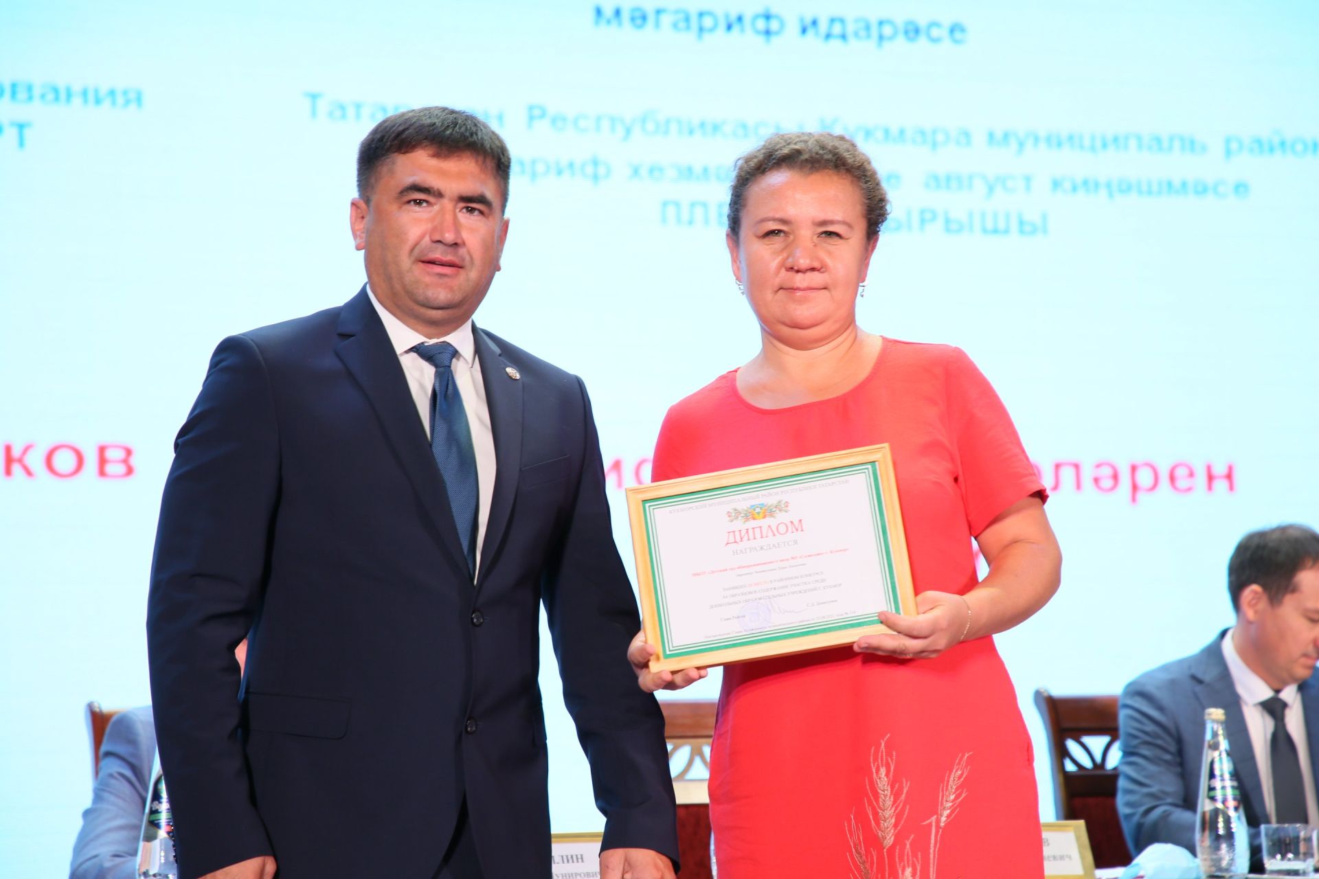 Кукмарада мәгариф өлкәсенең иң яхшы хезмәткәрләрен бүләкләделәр