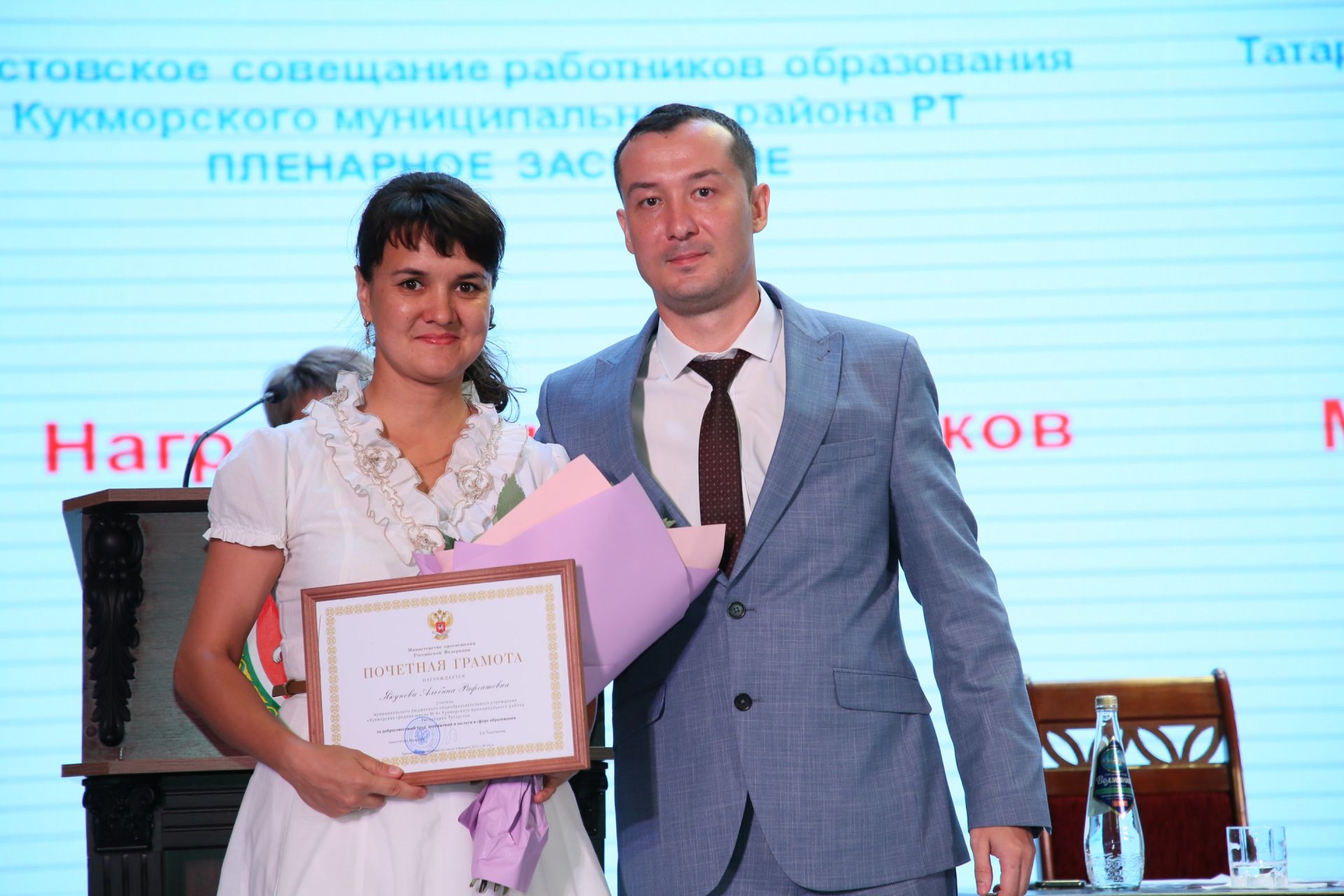 Кукмарада мәгариф өлкәсенең иң яхшы хезмәткәрләрен бүләкләделәр