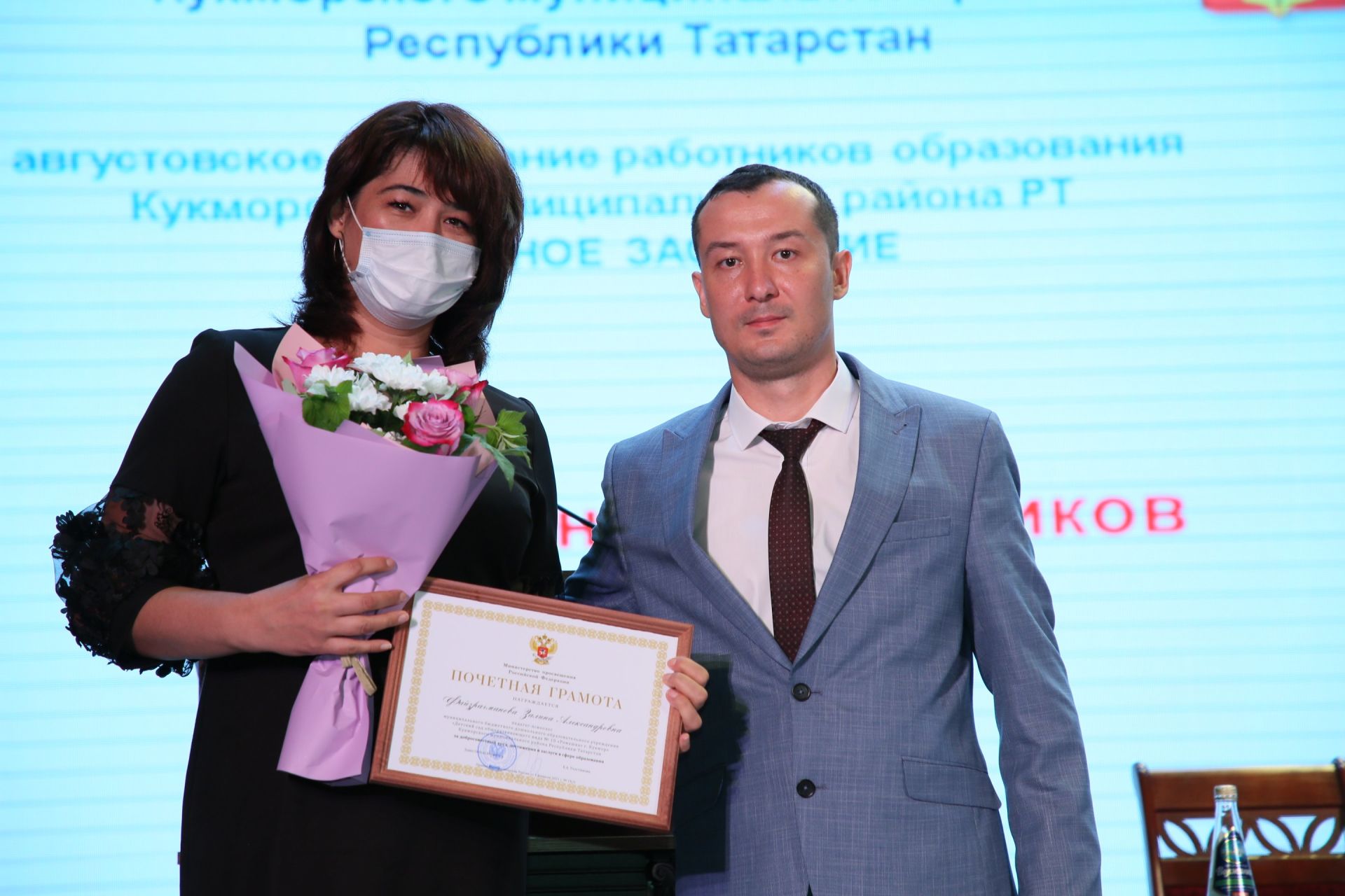 Кукмарада мәгариф өлкәсенең иң яхшы хезмәткәрләрен бүләкләделәр