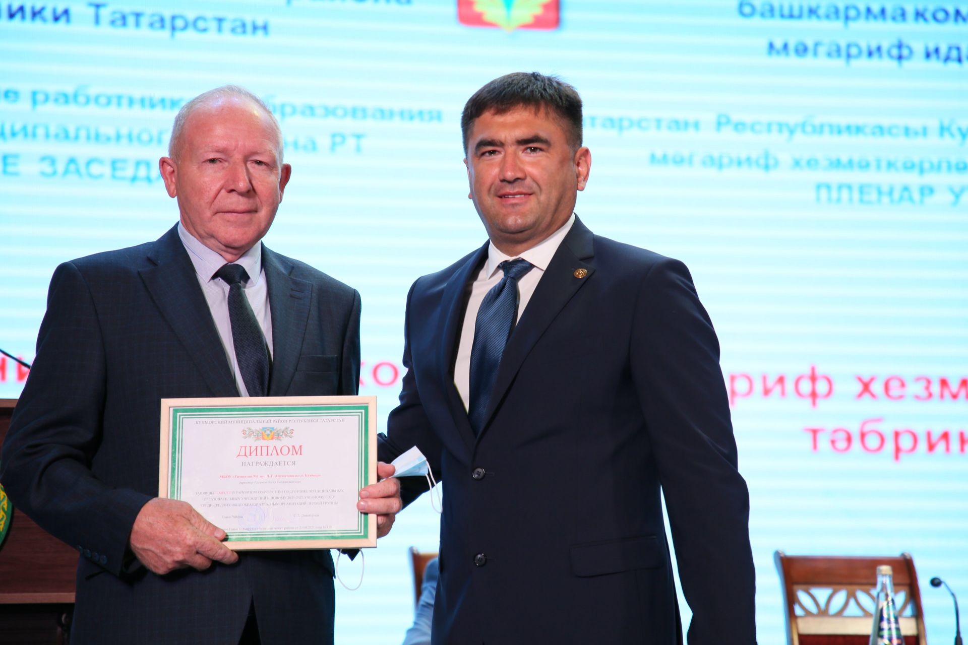 Кукмарада мәгариф өлкәсенең иң яхшы хезмәткәрләрен бүләкләделәр
