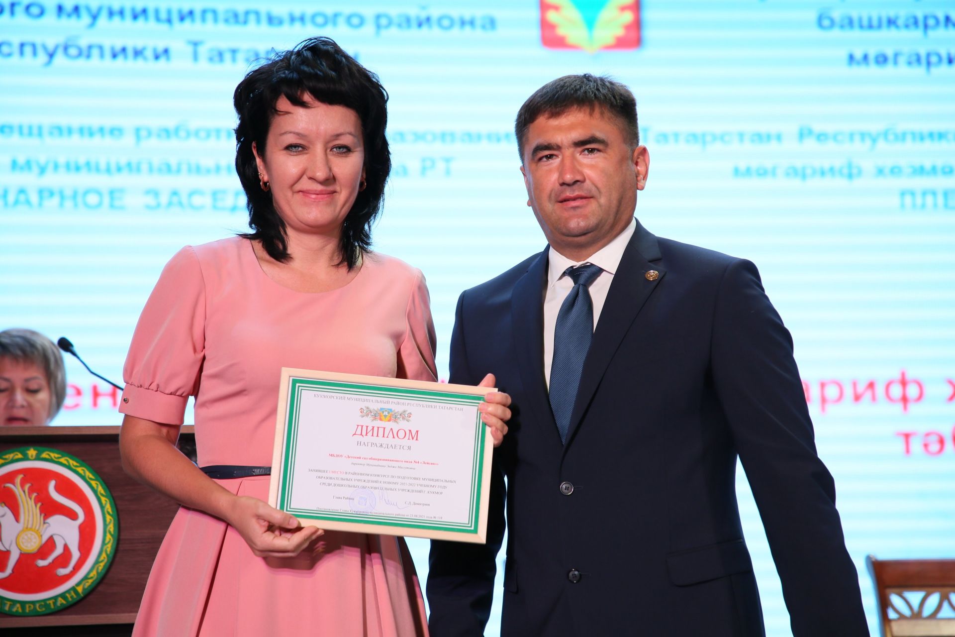 Кукмарада мәгариф өлкәсенең иң яхшы хезмәткәрләрен бүләкләделәр