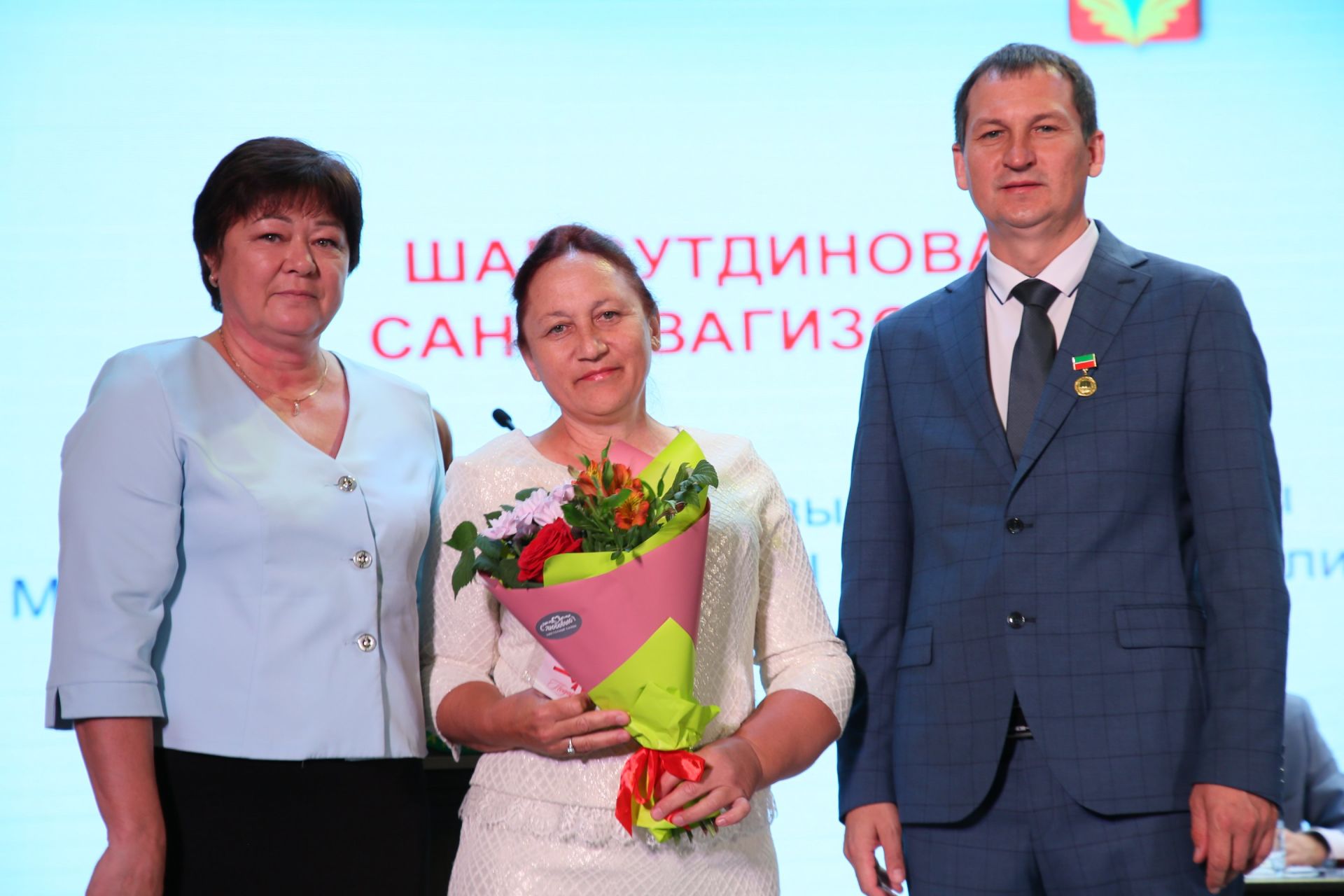 Кукмарада мәгариф өлкәсенең иң яхшы хезмәткәрләрен бүләкләделәр