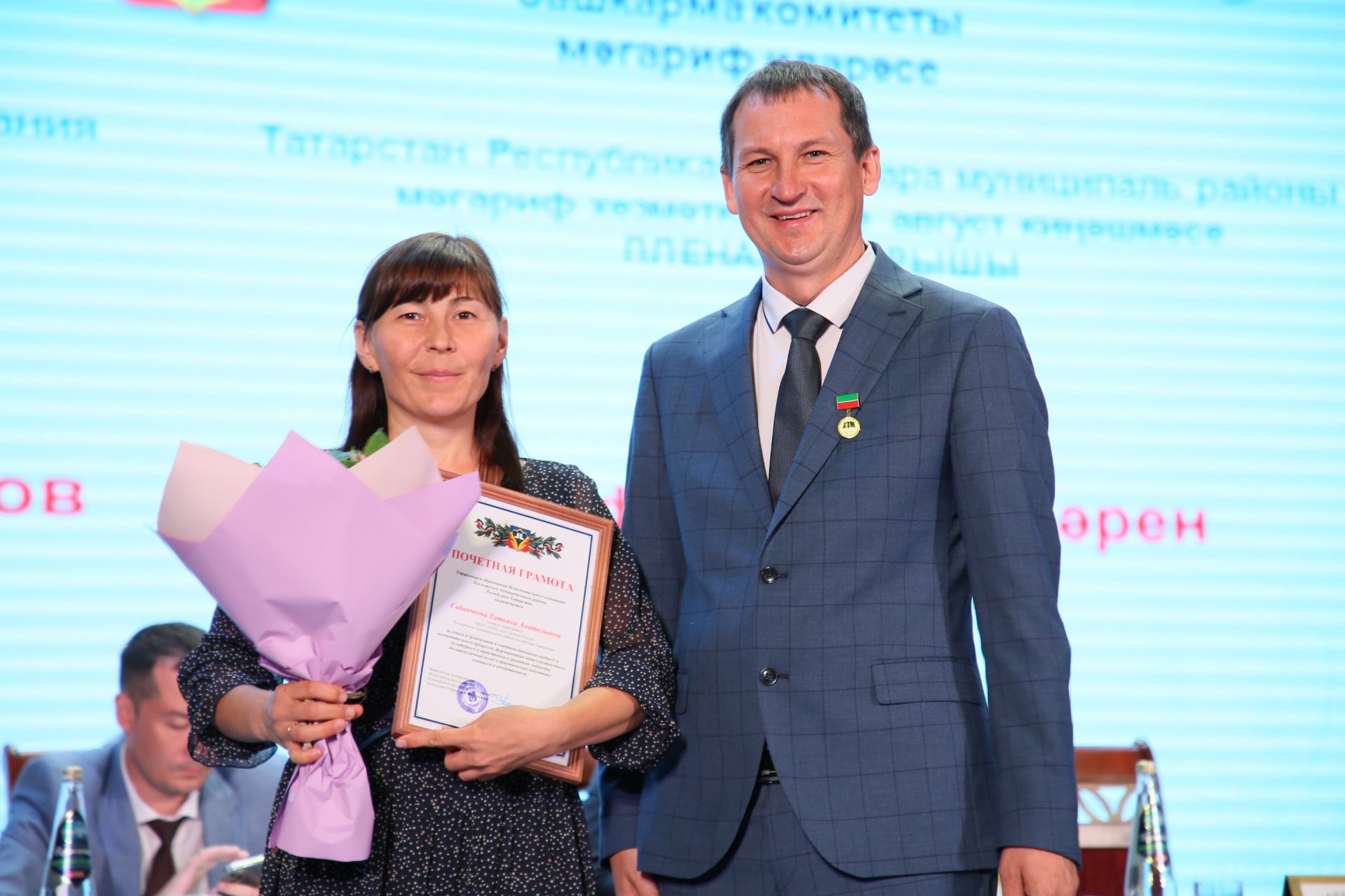 Кукмарада мәгариф өлкәсенең иң яхшы хезмәткәрләрен бүләкләделәр