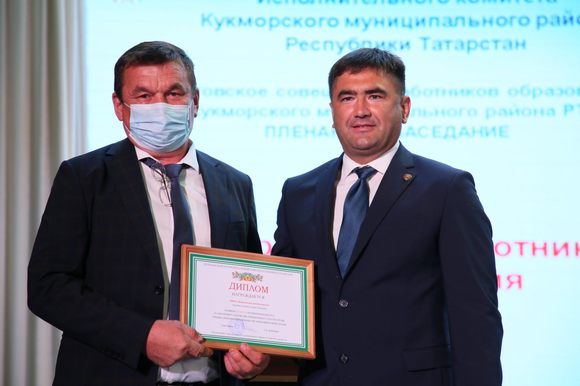Кукмарада мәгариф өлкәсенең иң яхшы хезмәткәрләрен бүләкләделәр