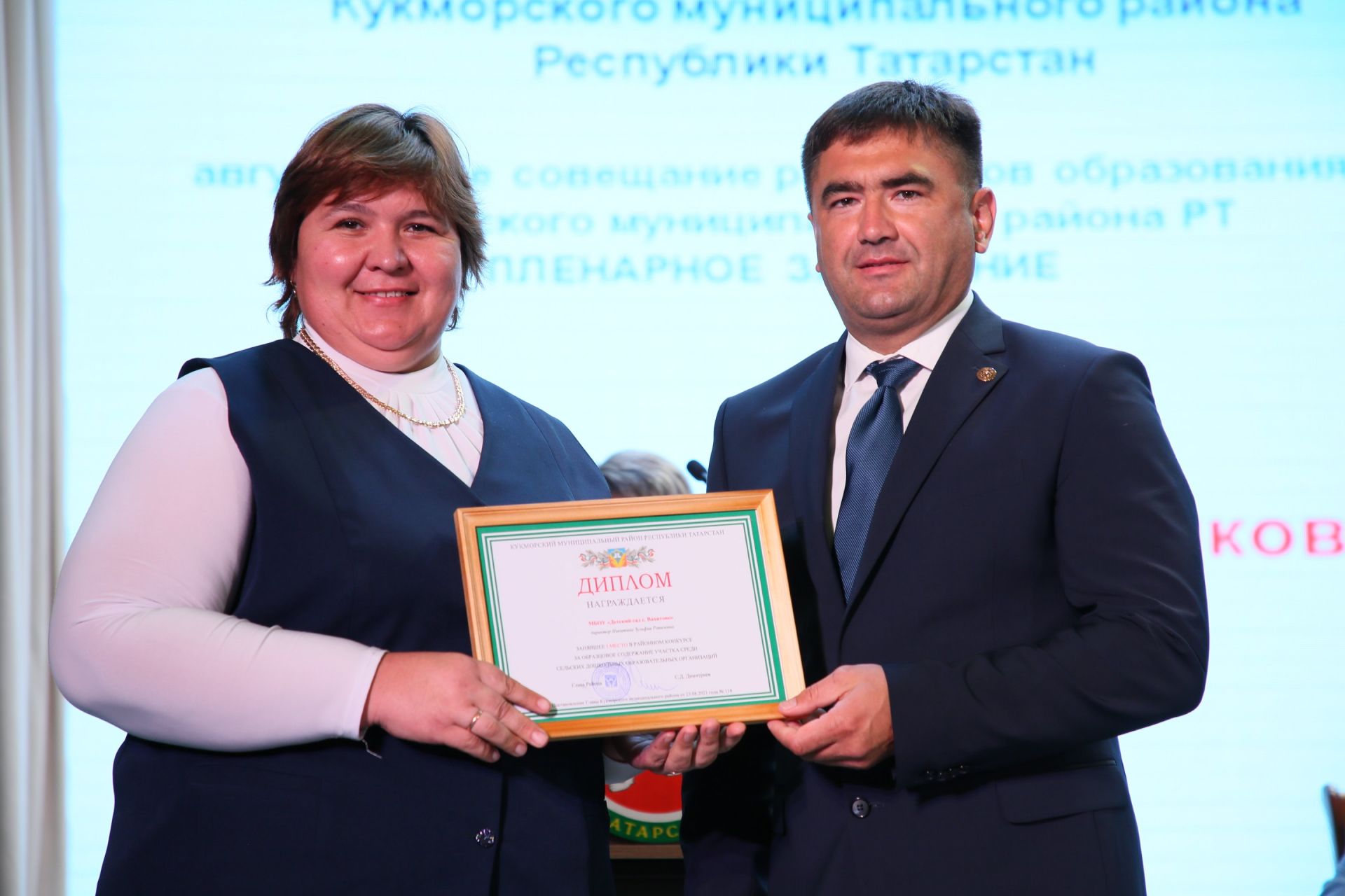 Кукмарада мәгариф өлкәсенең иң яхшы хезмәткәрләрен бүләкләделәр