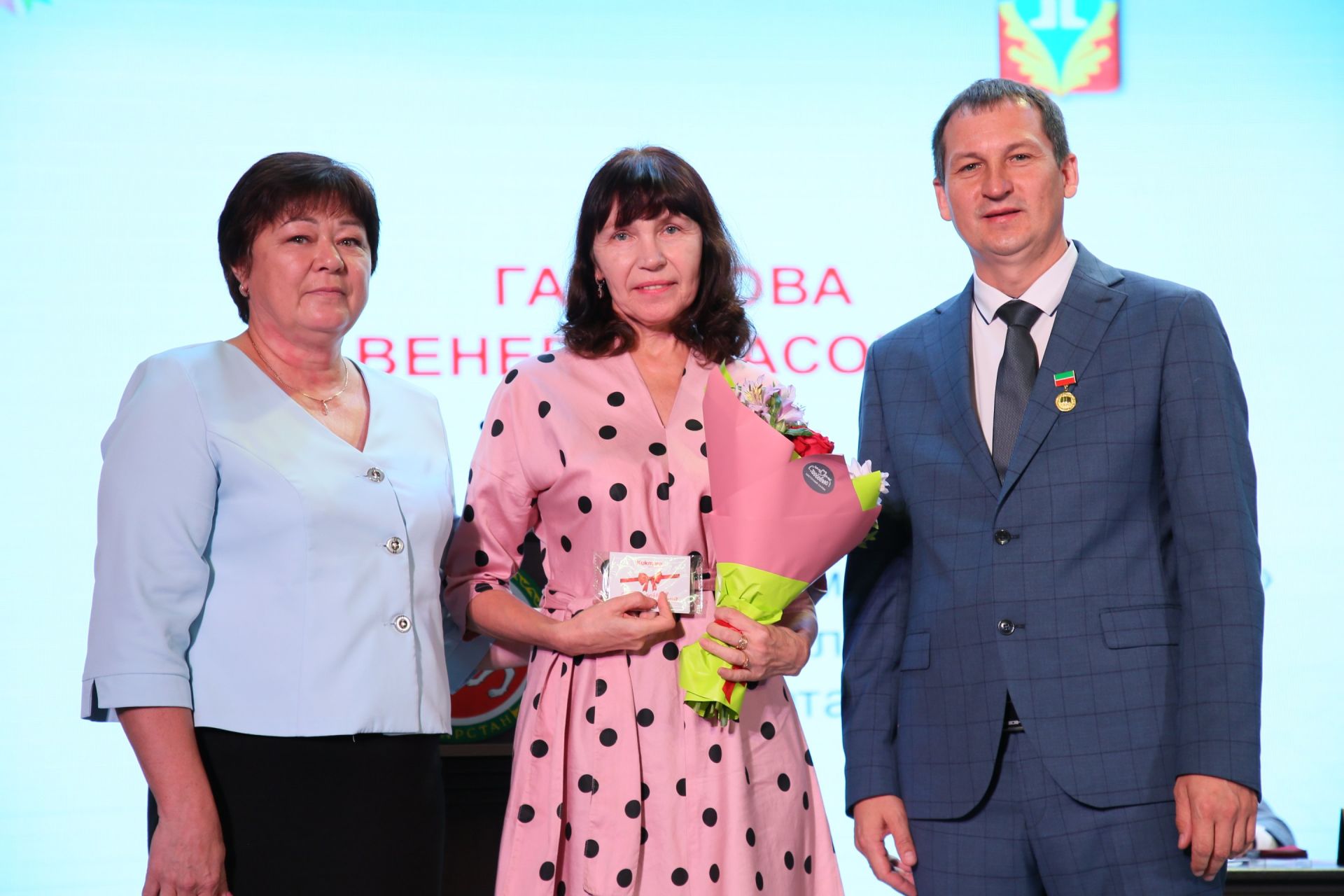 Кукмарада мәгариф өлкәсенең иң яхшы хезмәткәрләрен бүләкләделәр