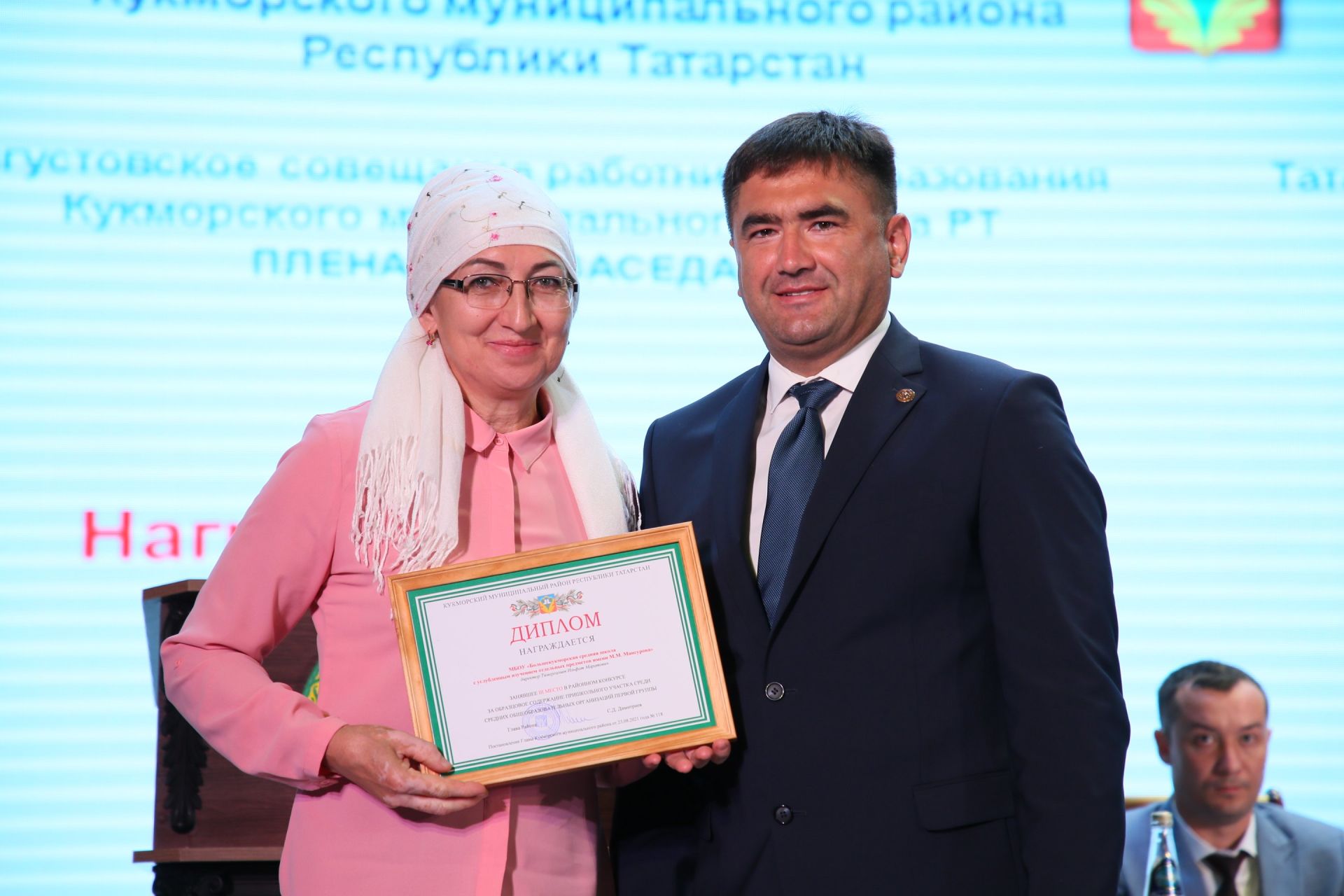 Кукмарада мәгариф өлкәсенең иң яхшы хезмәткәрләрен бүләкләделәр