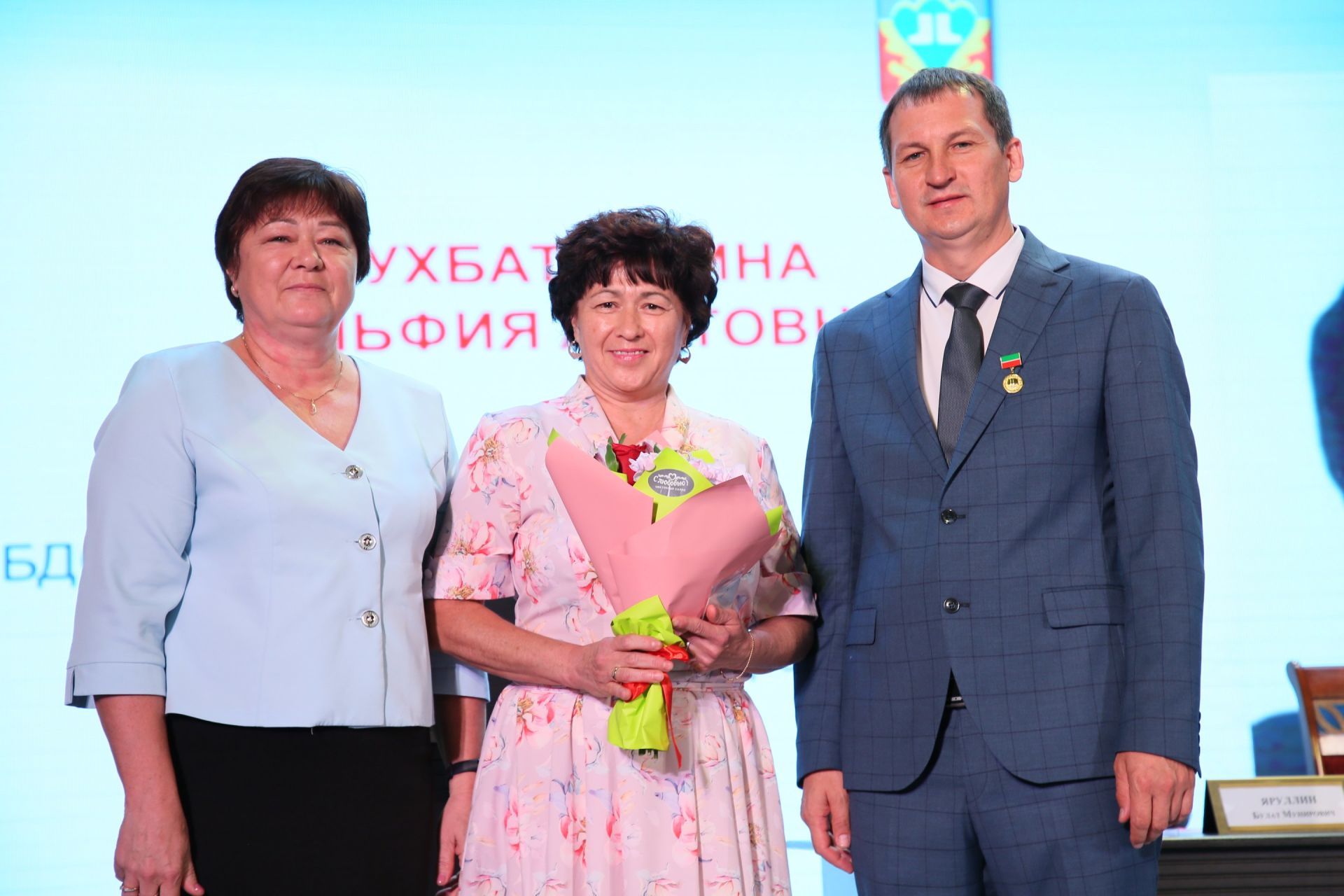 Кукмарада мәгариф өлкәсенең иң яхшы хезмәткәрләрен бүләкләделәр