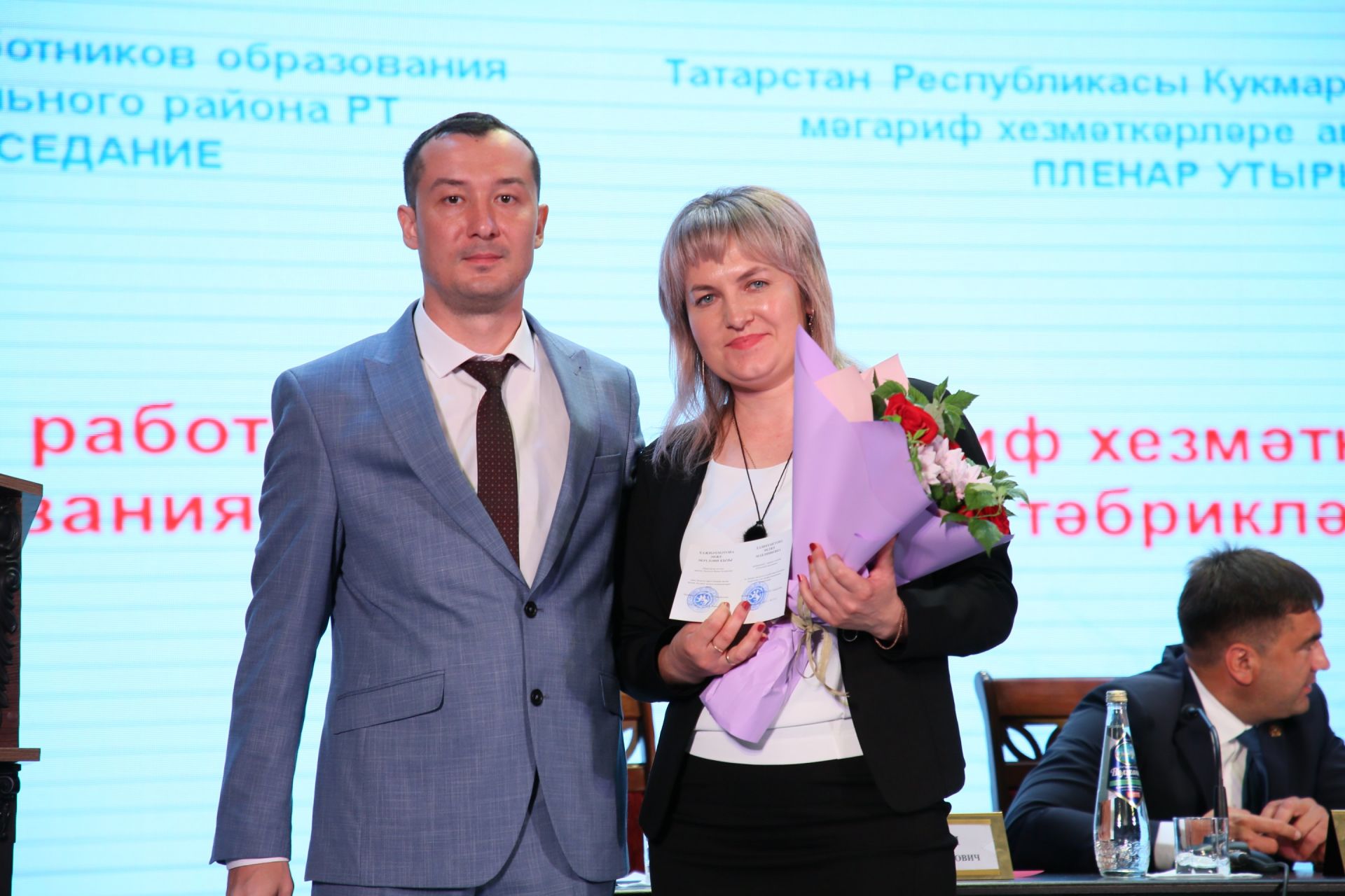 Кукмарада мәгариф өлкәсенең иң яхшы хезмәткәрләрен бүләкләделәр