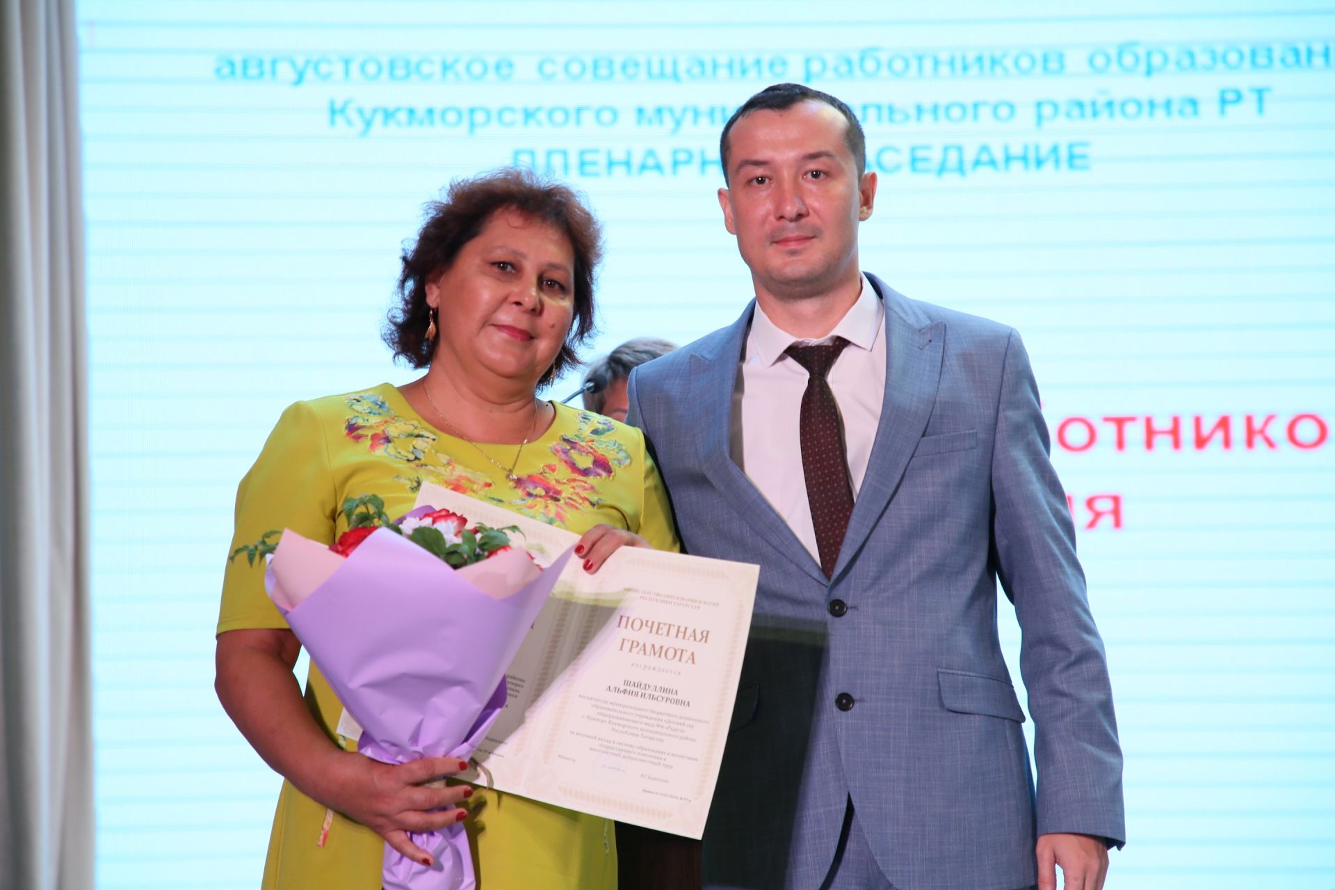Кукмарада мәгариф өлкәсенең иң яхшы хезмәткәрләрен бүләкләделәр