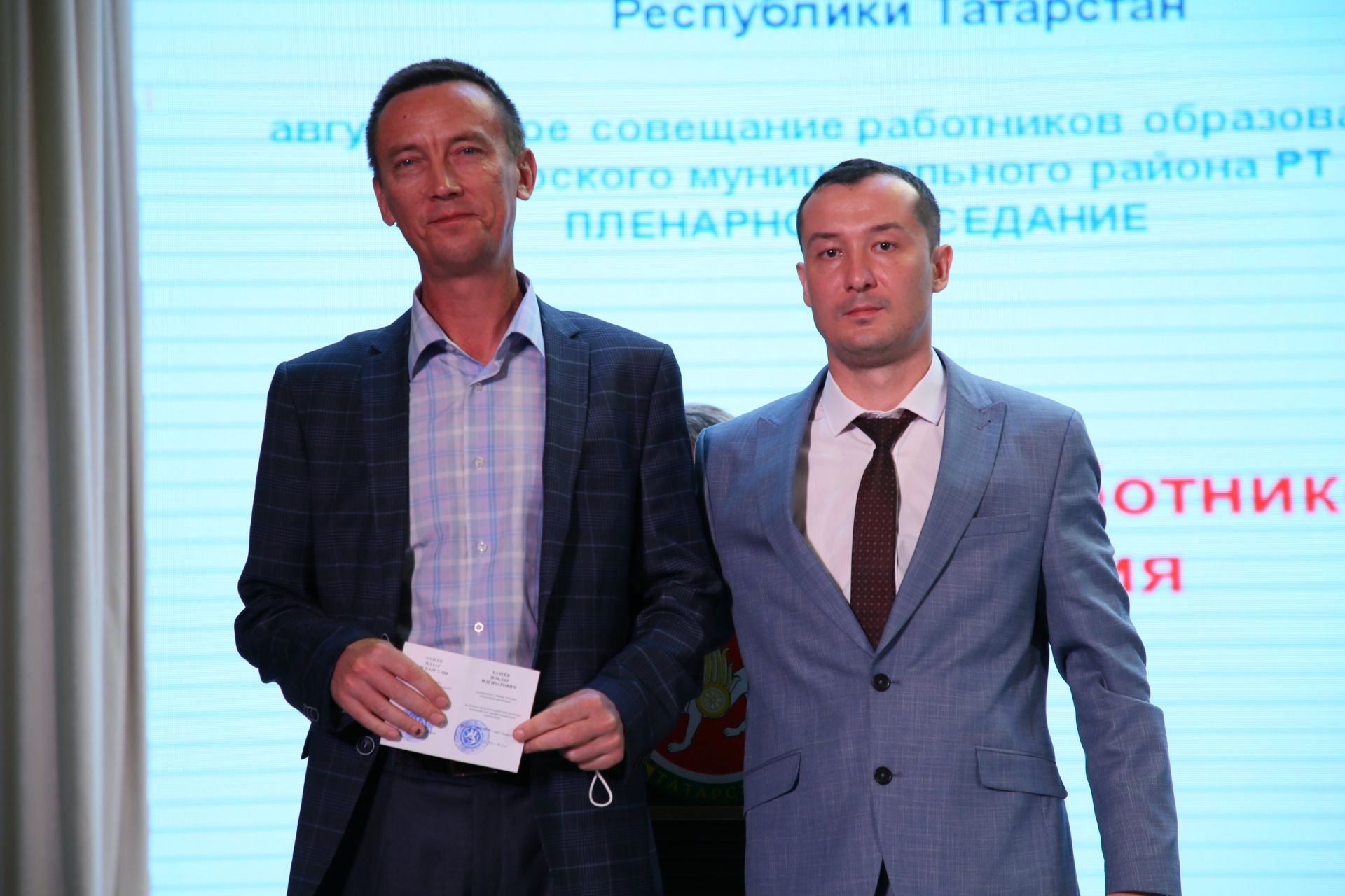 Кукмарада мәгариф өлкәсенең иң яхшы хезмәткәрләрен бүләкләделәр