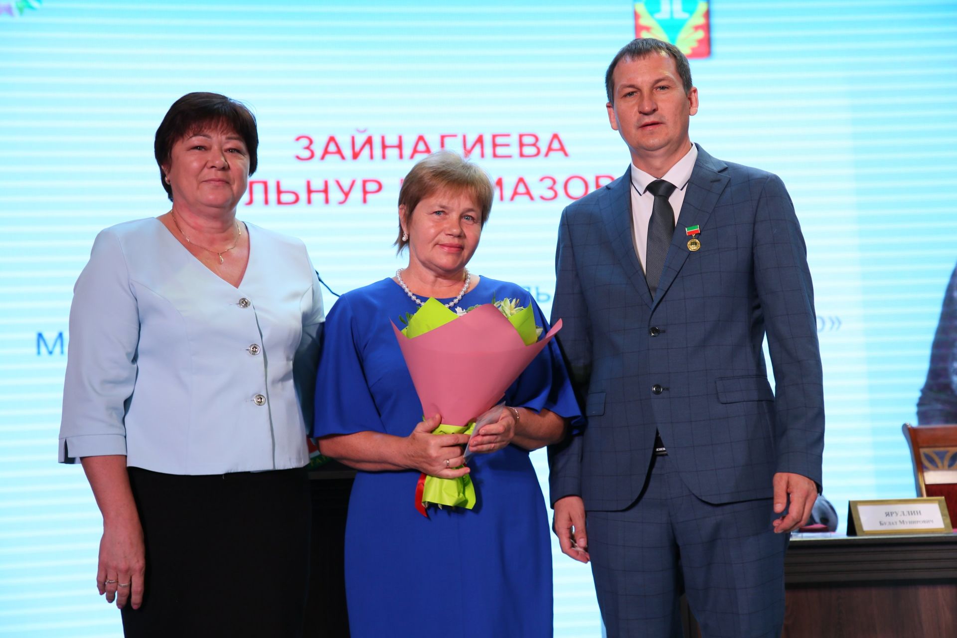 Кукмарада мәгариф өлкәсенең иң яхшы хезмәткәрләрен бүләкләделәр