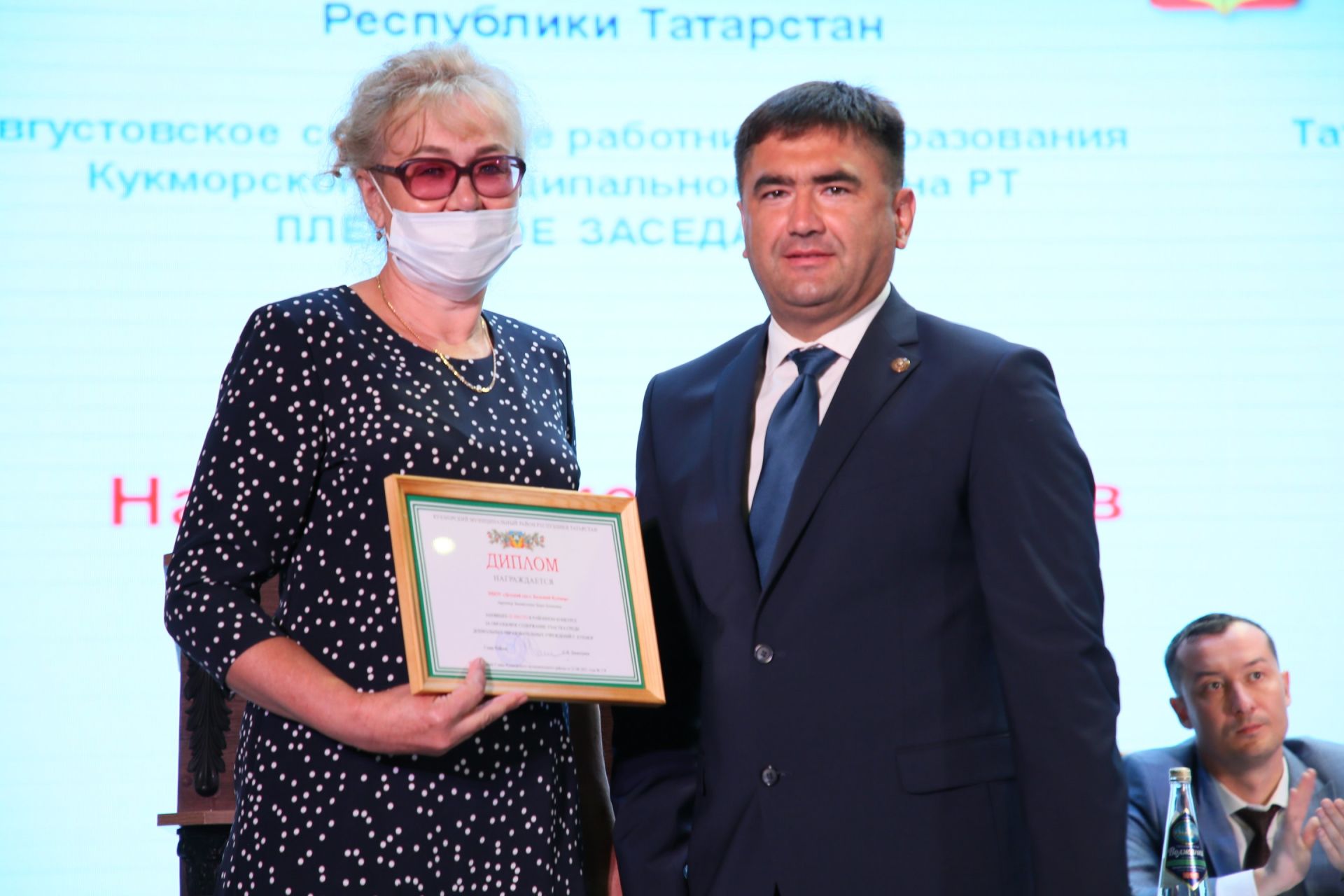 Кукмарада мәгариф өлкәсенең иң яхшы хезмәткәрләрен бүләкләделәр