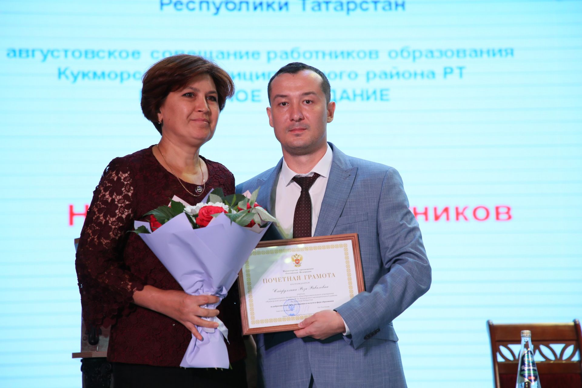 Кукмарада мәгариф өлкәсенең иң яхшы хезмәткәрләрен бүләкләделәр