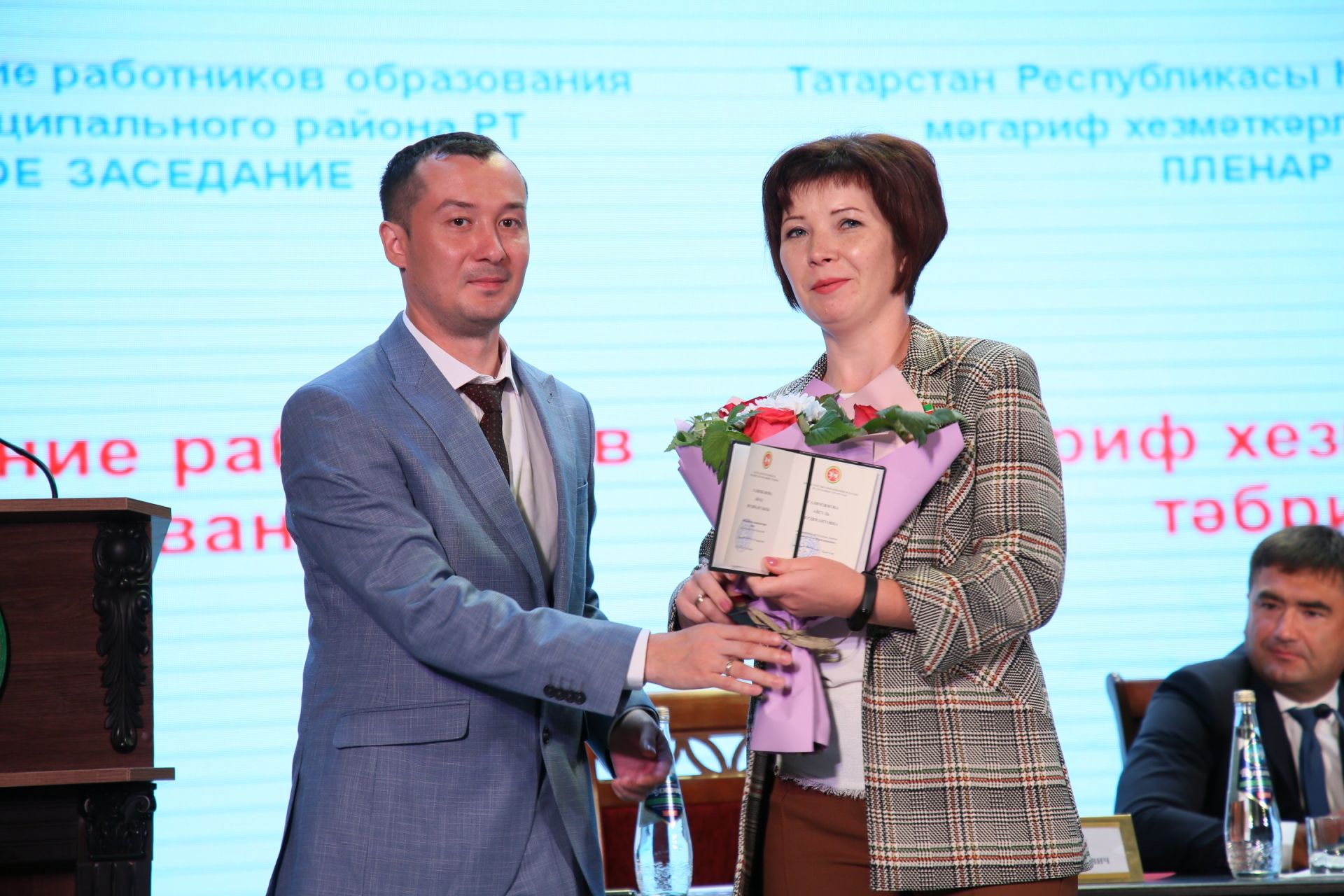 Кукмарада мәгариф өлкәсенең иң яхшы хезмәткәрләрен бүләкләделәр