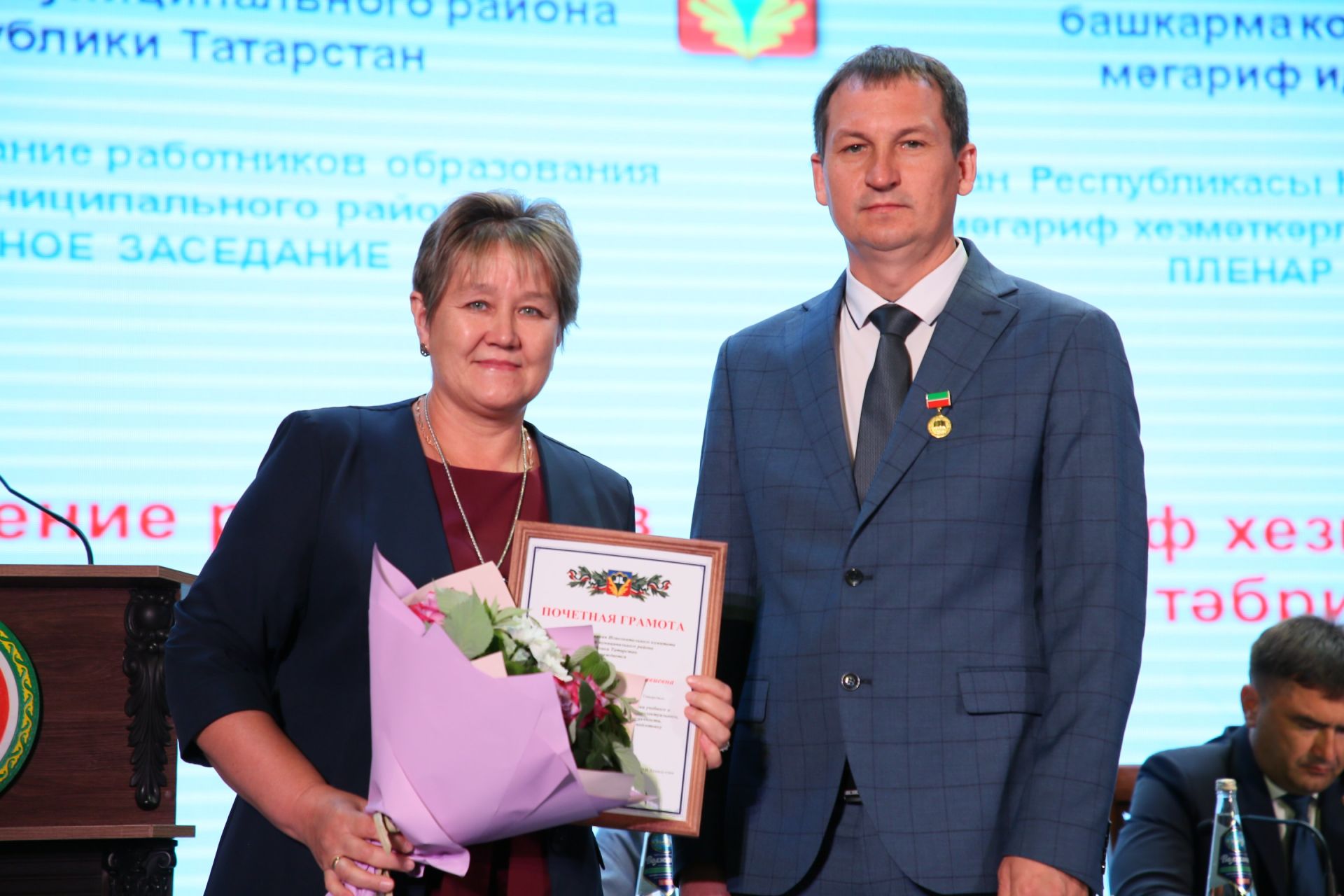 Кукмарада мәгариф өлкәсенең иң яхшы хезмәткәрләрен бүләкләделәр