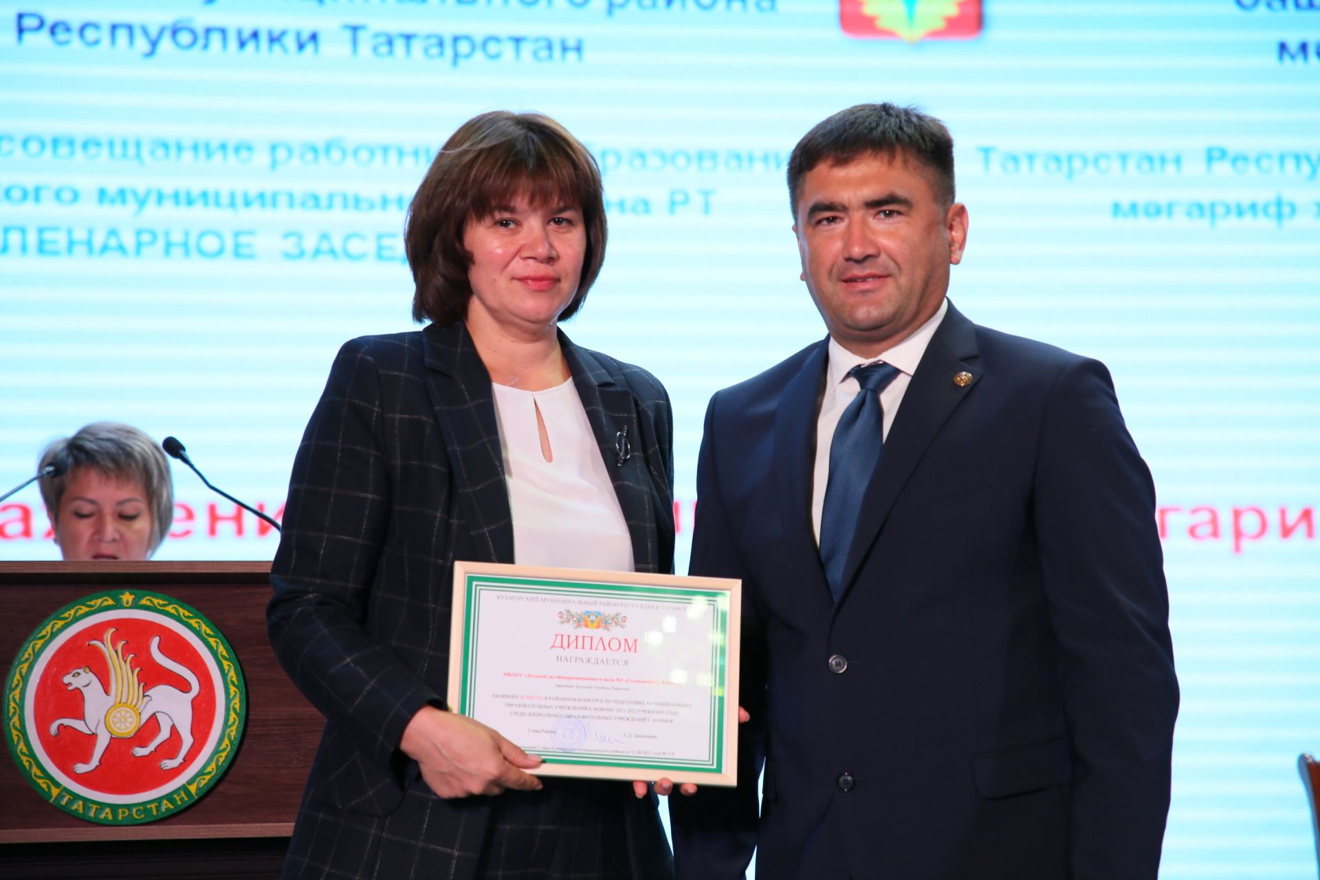 Кукмарада мәгариф өлкәсенең иң яхшы хезмәткәрләрен бүләкләделәр