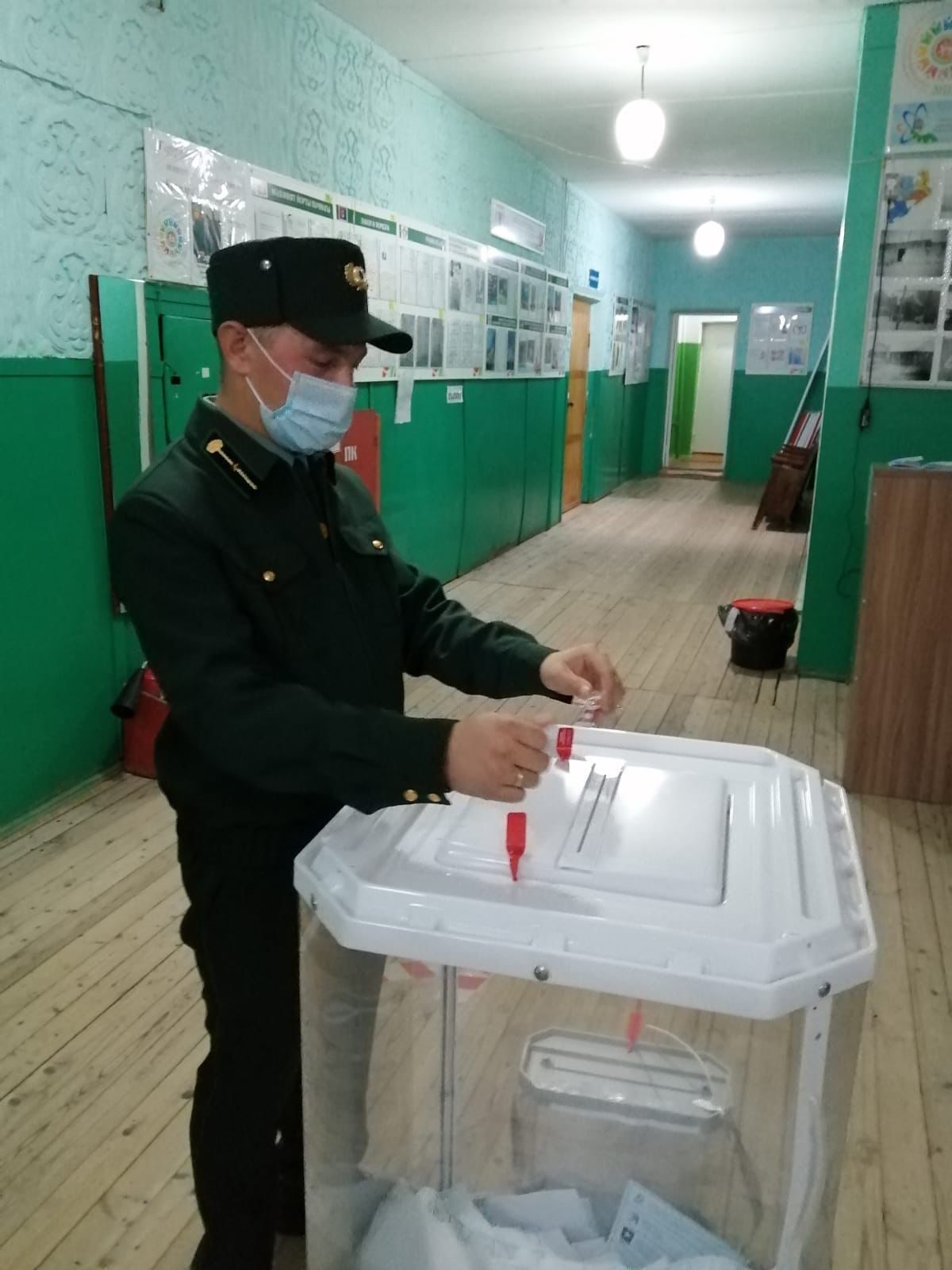 Кукморские специалисты лесного хозяйства пришли проголосовать в свой профессиональный праздник