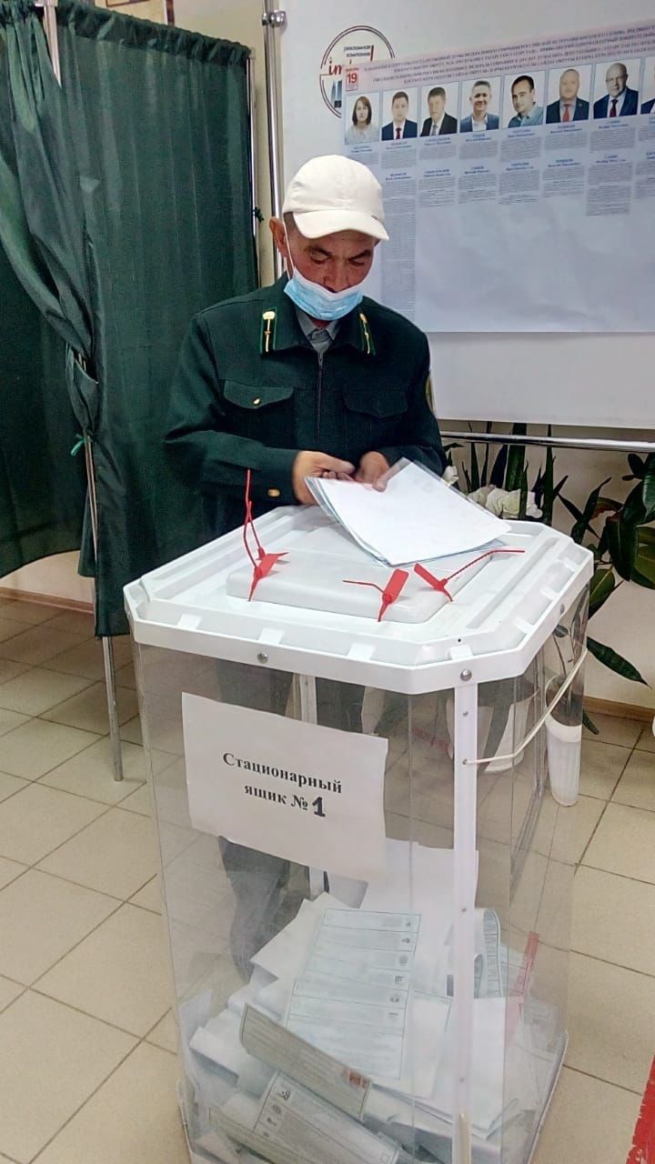 Кукморские специалисты лесного хозяйства пришли проголосовать в свой профессиональный праздник