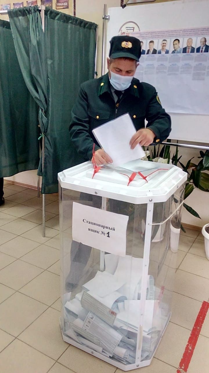 Кукморские специалисты лесного хозяйства пришли проголосовать в свой профессиональный праздник