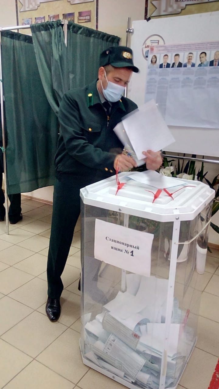 Кукморские специалисты лесного хозяйства пришли проголосовать в свой профессиональный праздник