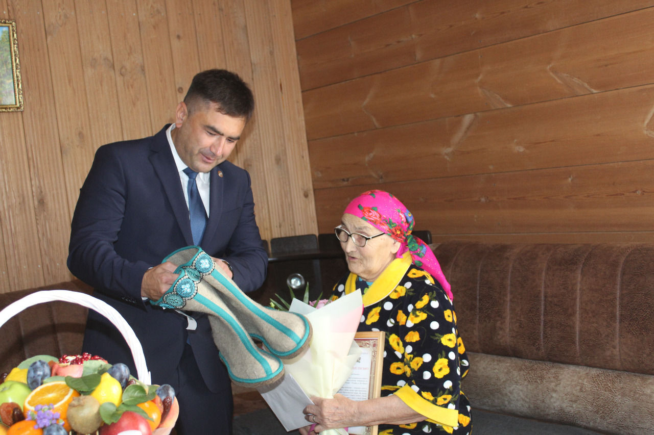 Проживающая в деревне Пчеловод Анна Захарова отметила 90-летний юбилей