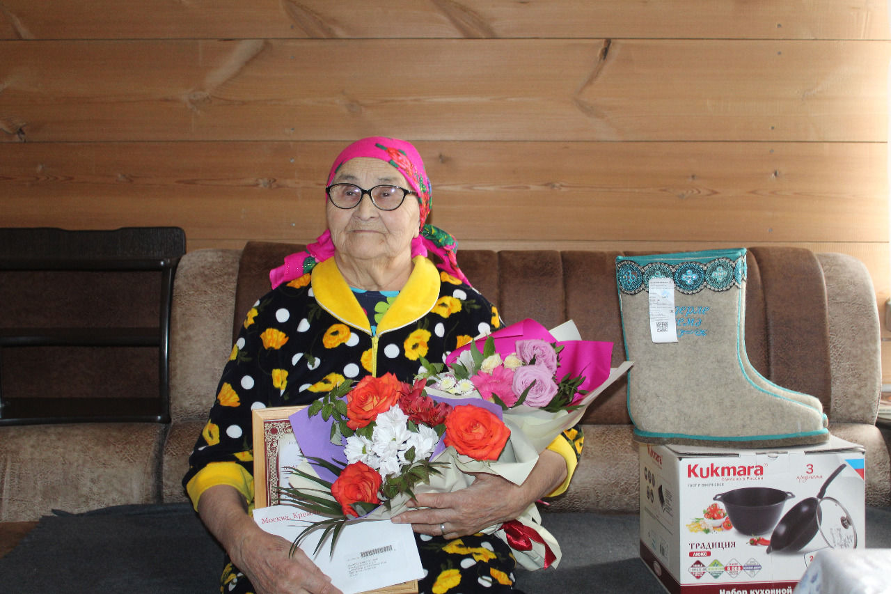 Проживающая в деревне Пчеловод Анна Захарова отметила 90-летний юбилей