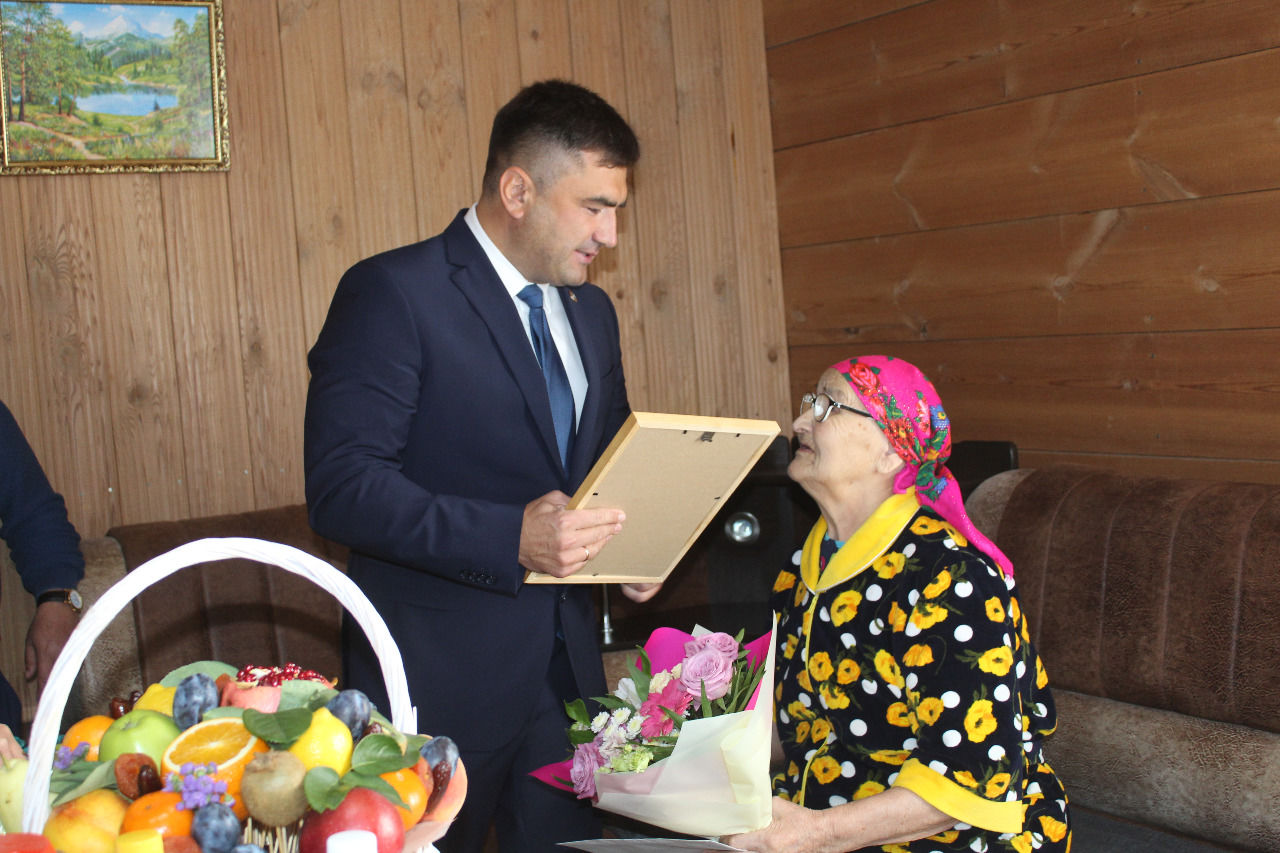 Проживающая в деревне Пчеловод Анна Захарова отметила 90-летний юбилей