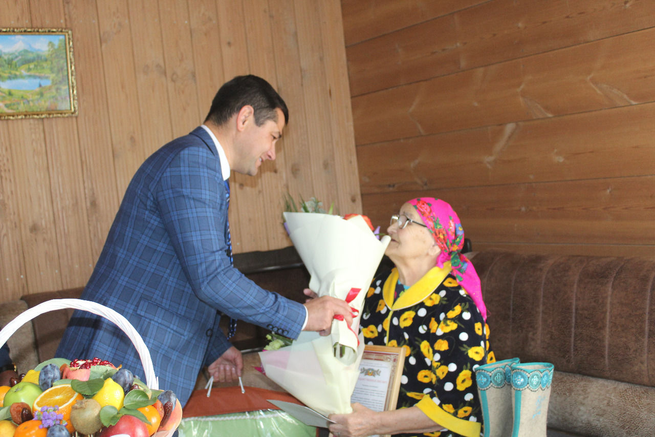 Проживающая в деревне Пчеловод Анна Захарова отметила 90-летний юбилей