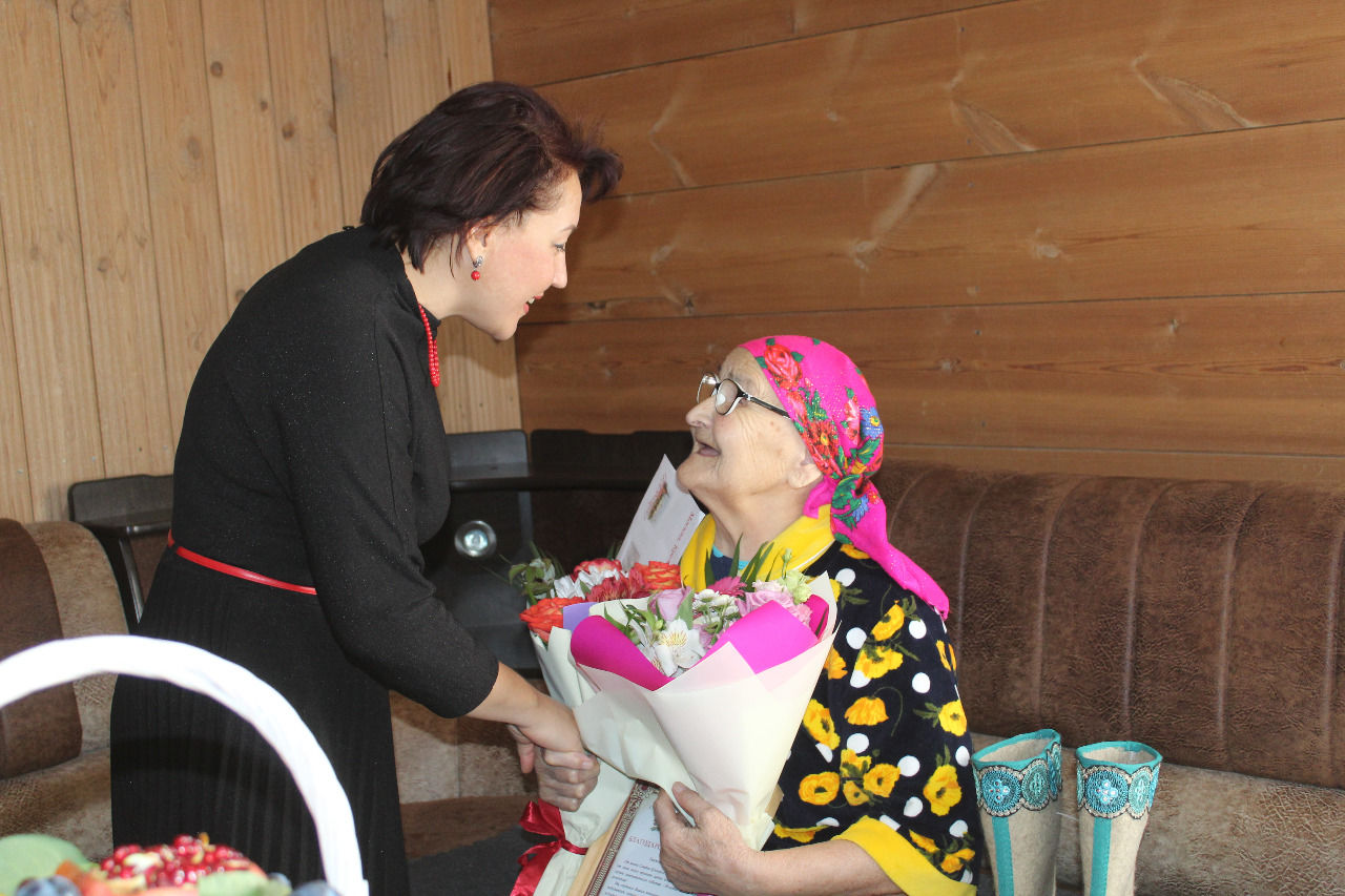 Проживающая в деревне Пчеловод Анна Захарова отметила 90-летний юбилей