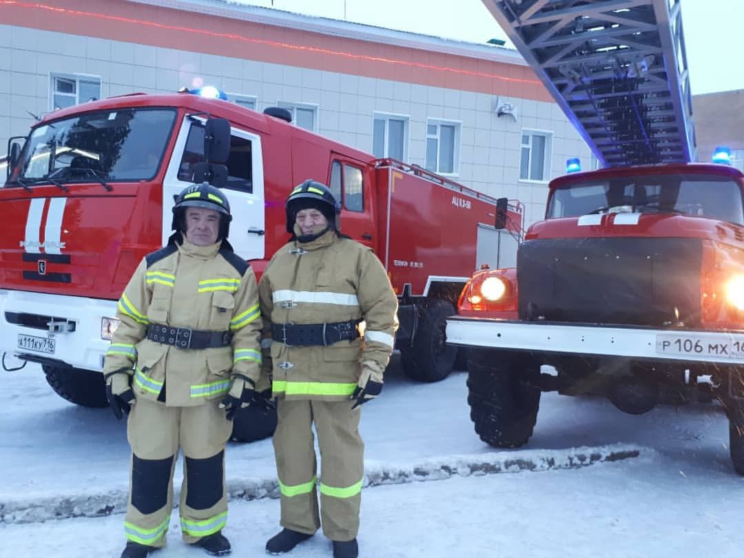 В Кукморе пожарных проводили на пенсию, облив водой