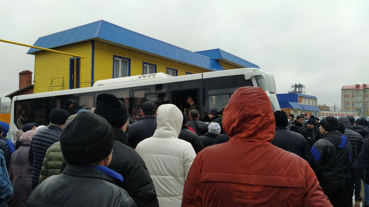 Очередную группу мобилизованных из Кукмора отправили на учебный полигон в Казань