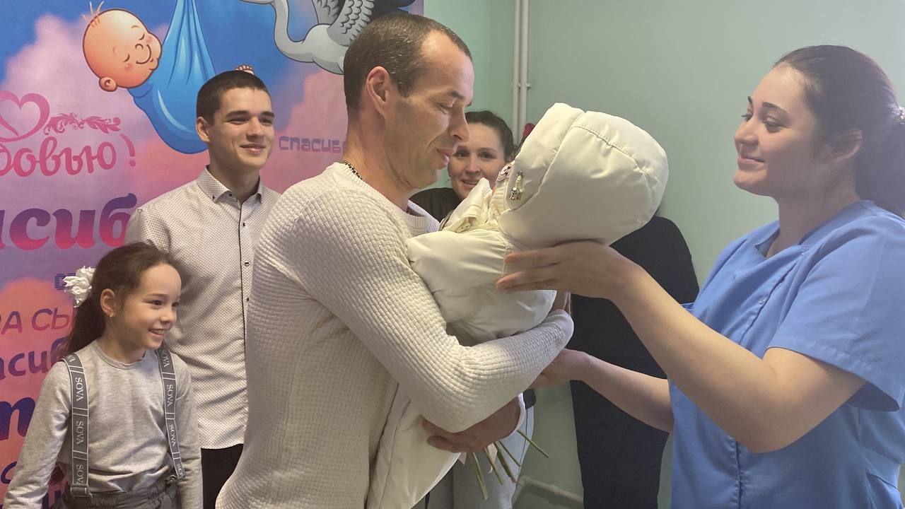 В преддверии Дня матери в  Кукморском роддоме состоялась выписка новорожденного