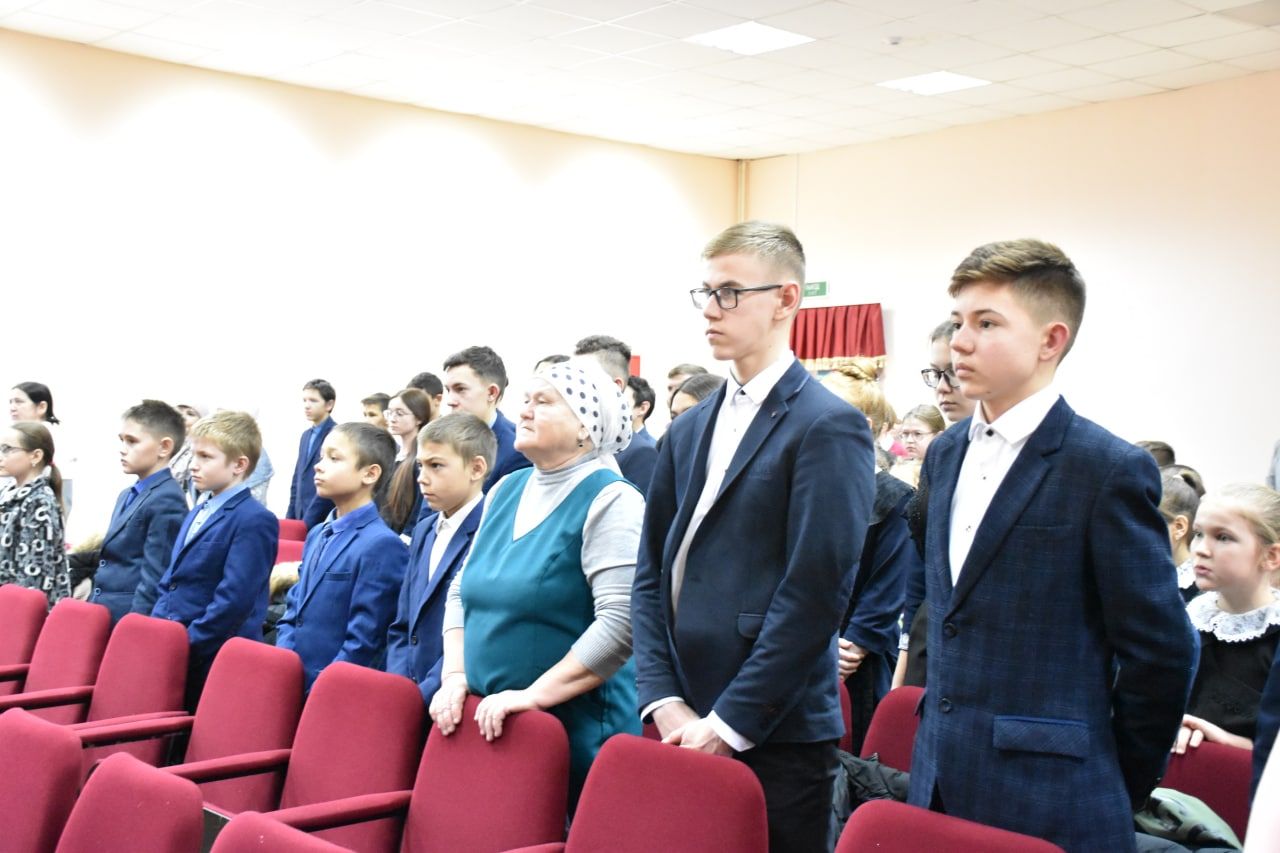 Глава Кукморского района вручил семье погибшего солдата Ришата Халиуллина орден Мужества