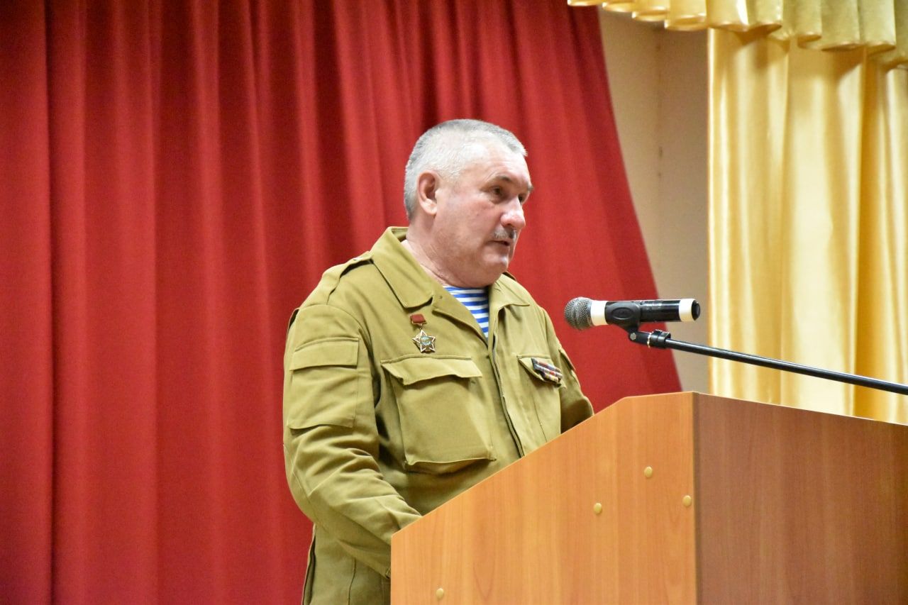 Глава Кукморского района вручил семье погибшего солдата Ришата Халиуллина орден Мужества