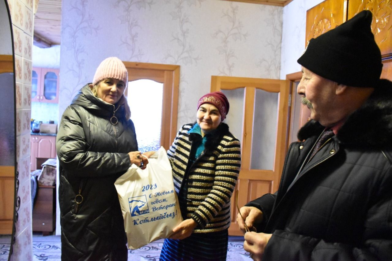 В Кукморском районе участникам ВОВ вручили новогодние подарки