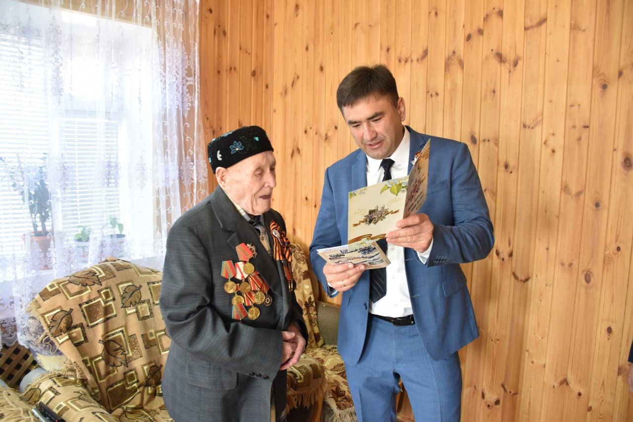 В Кукморе вручают подарки участникам Великой Отечественной войны
