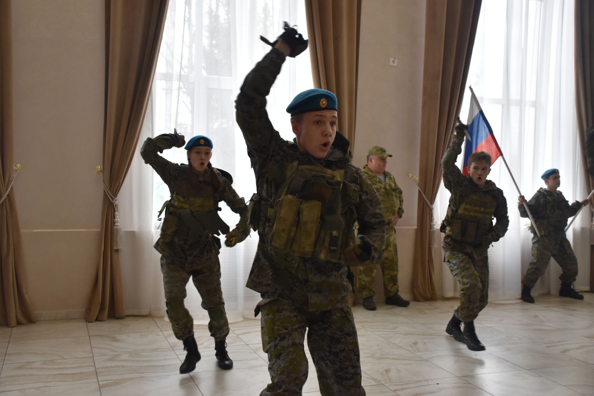 В Кукморе для школьников провели ознакомительную выставку «История легкого стрелкового оружия России»