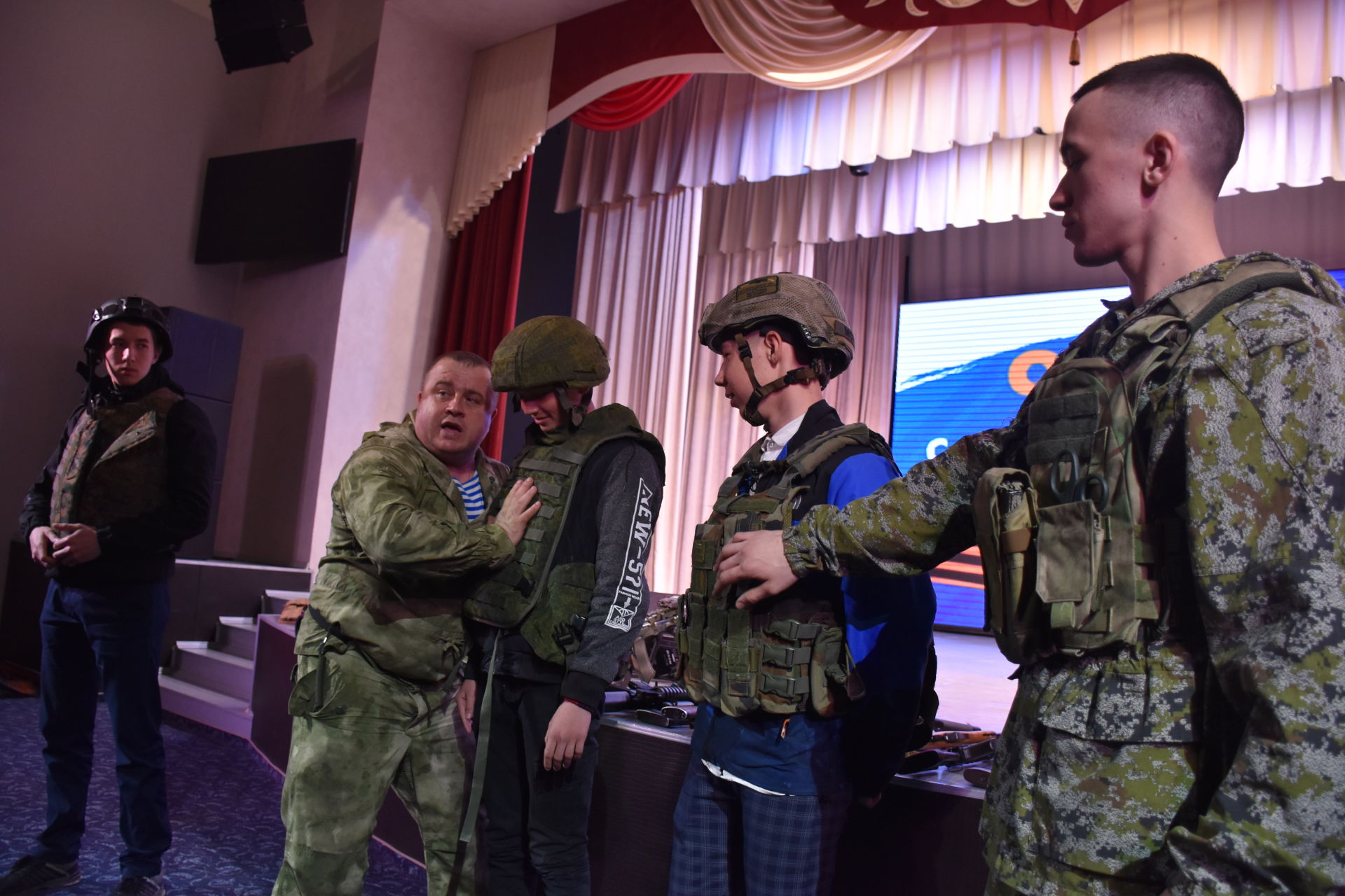 В Кукморе для школьников провели ознакомительную выставку «История легкого стрелкового оружия России»