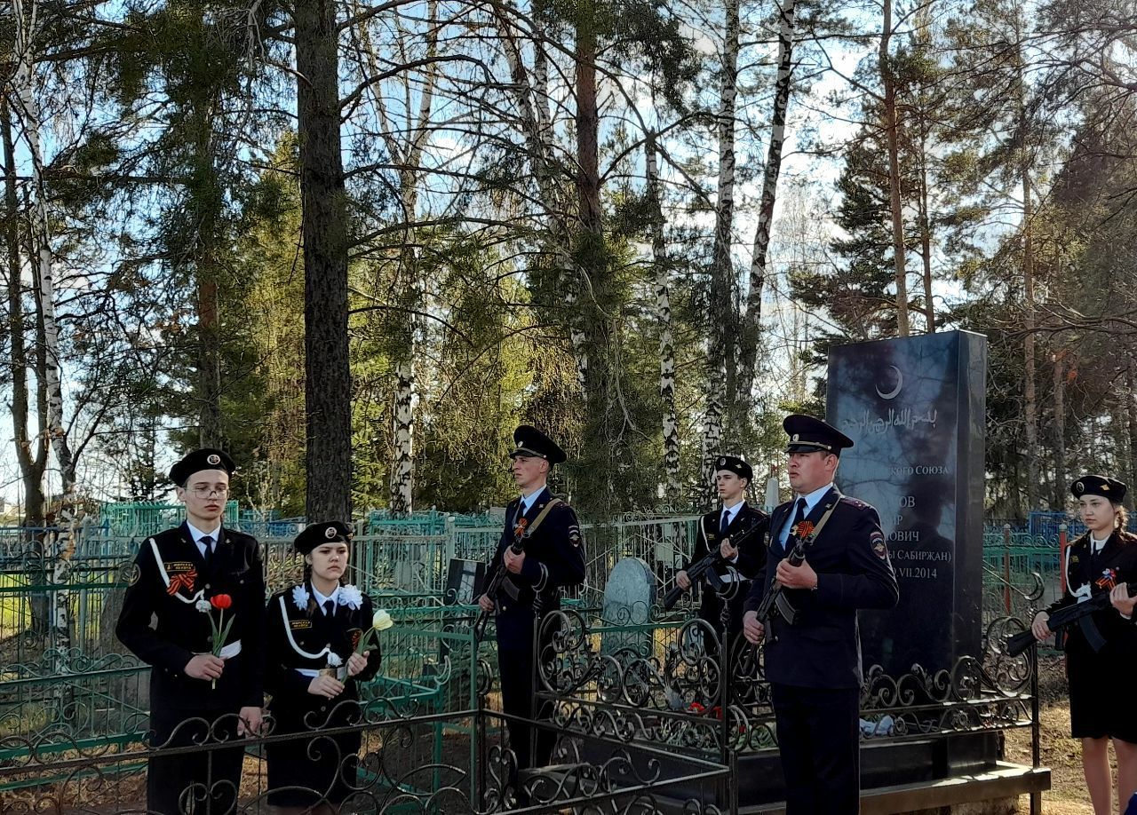 Кукмара районында Советлар союзы Герое Сабир Әхтәмов каберенә чәчәкләр салдылар