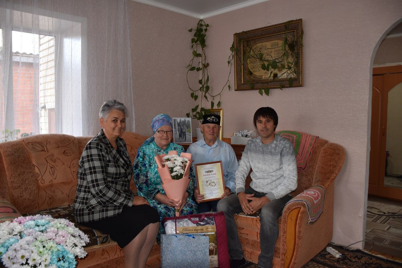 Кукмара районыннан Сабировлар гаиләсе «Районның мактаулы юбилярлары» китабына кертелде
