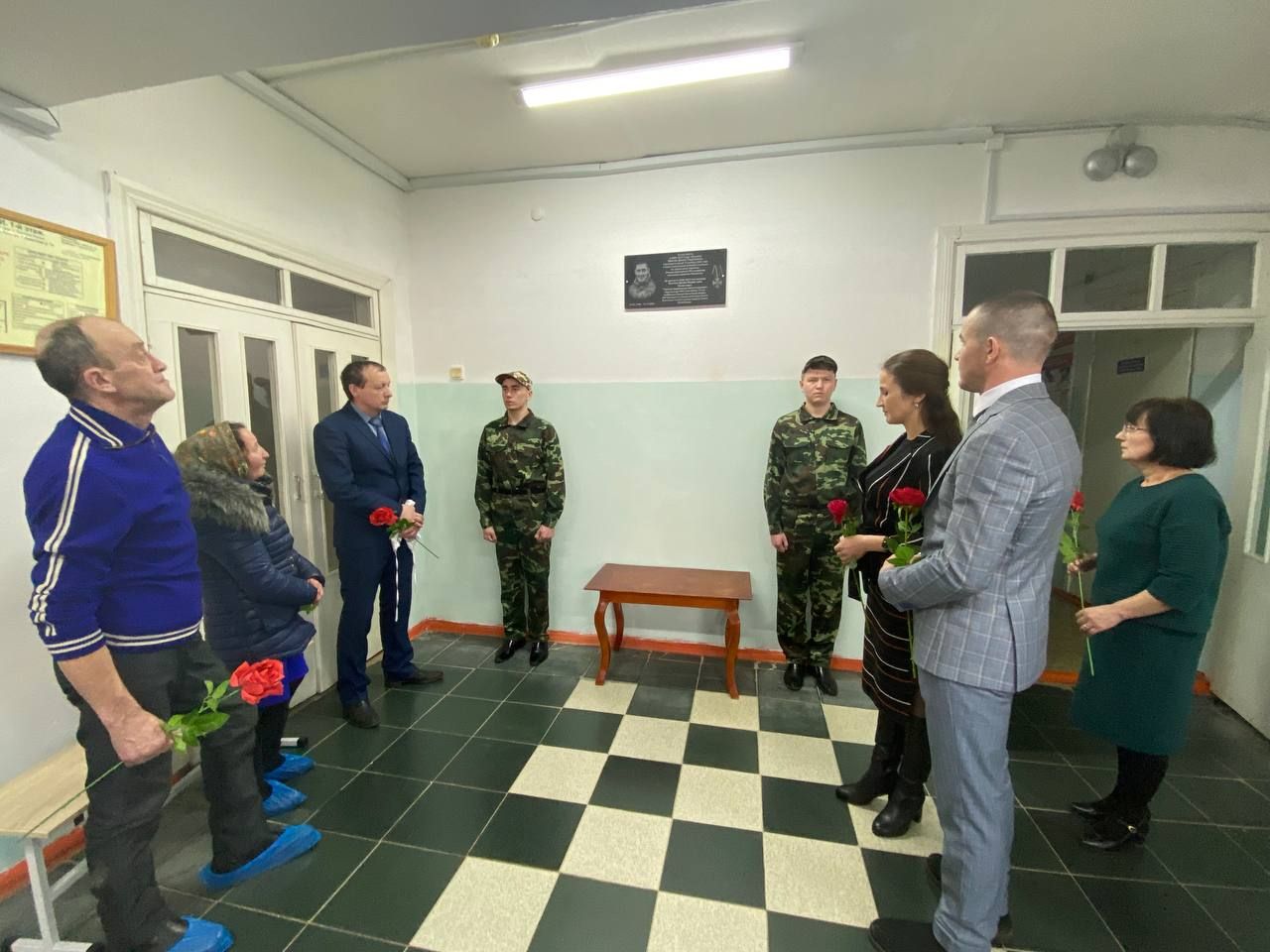 В Нижнерусской школе установили памятную доску погибшему в спецоперации Денису Бектину
