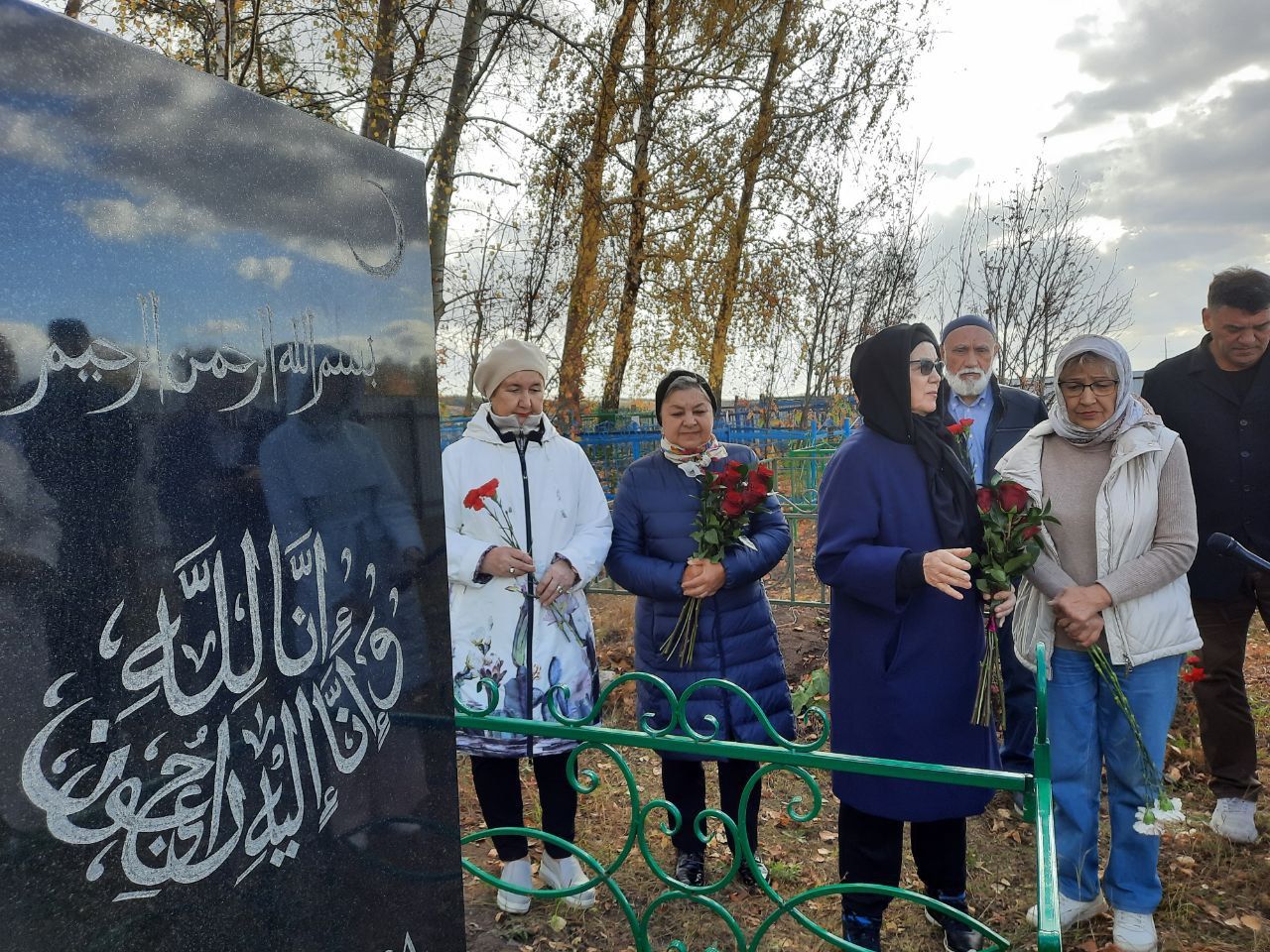 В селе Яныль актеры театра Галиаскара Камала почтили память ушедших коллег